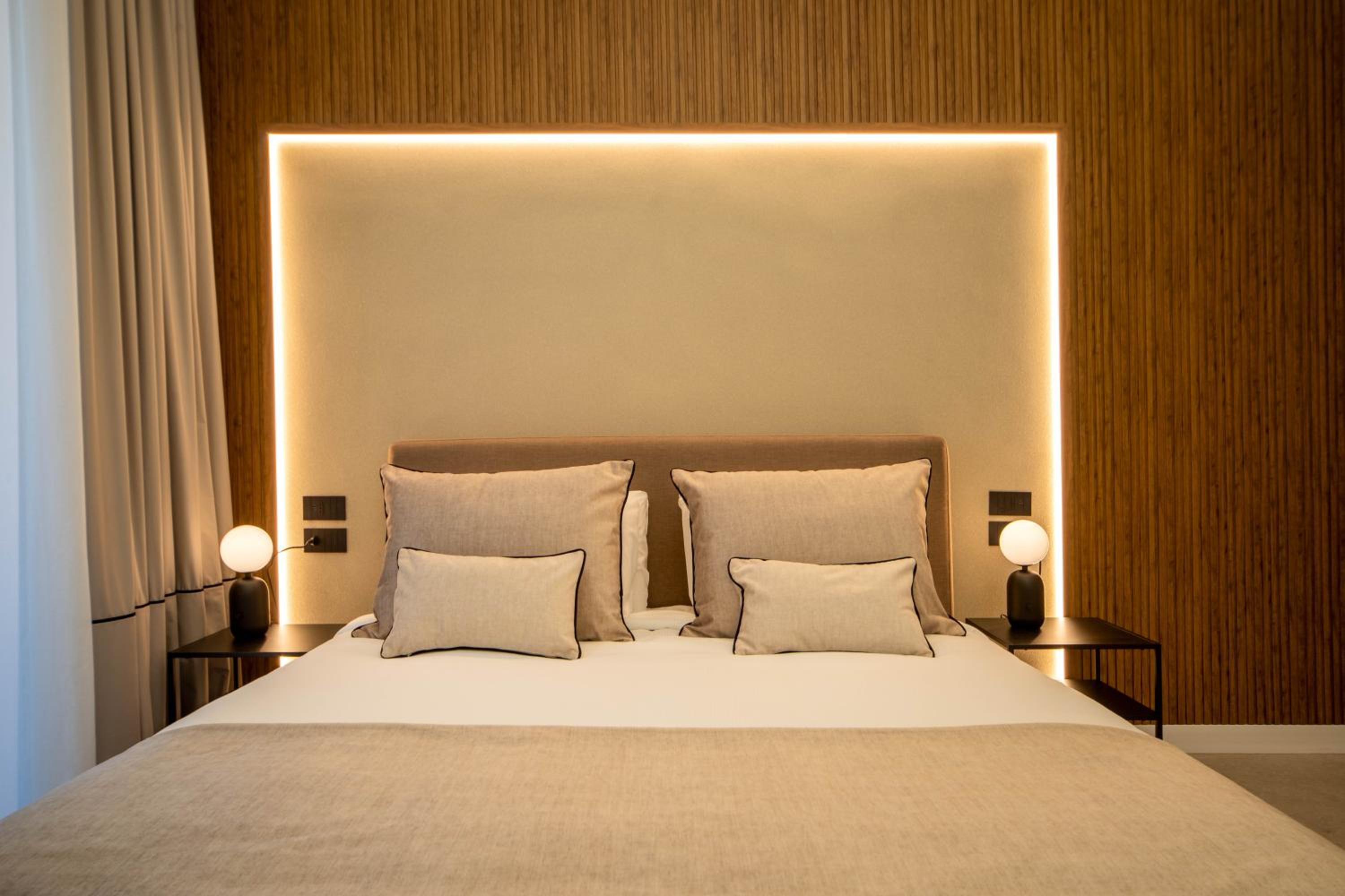 Deluxe King Room photo 1