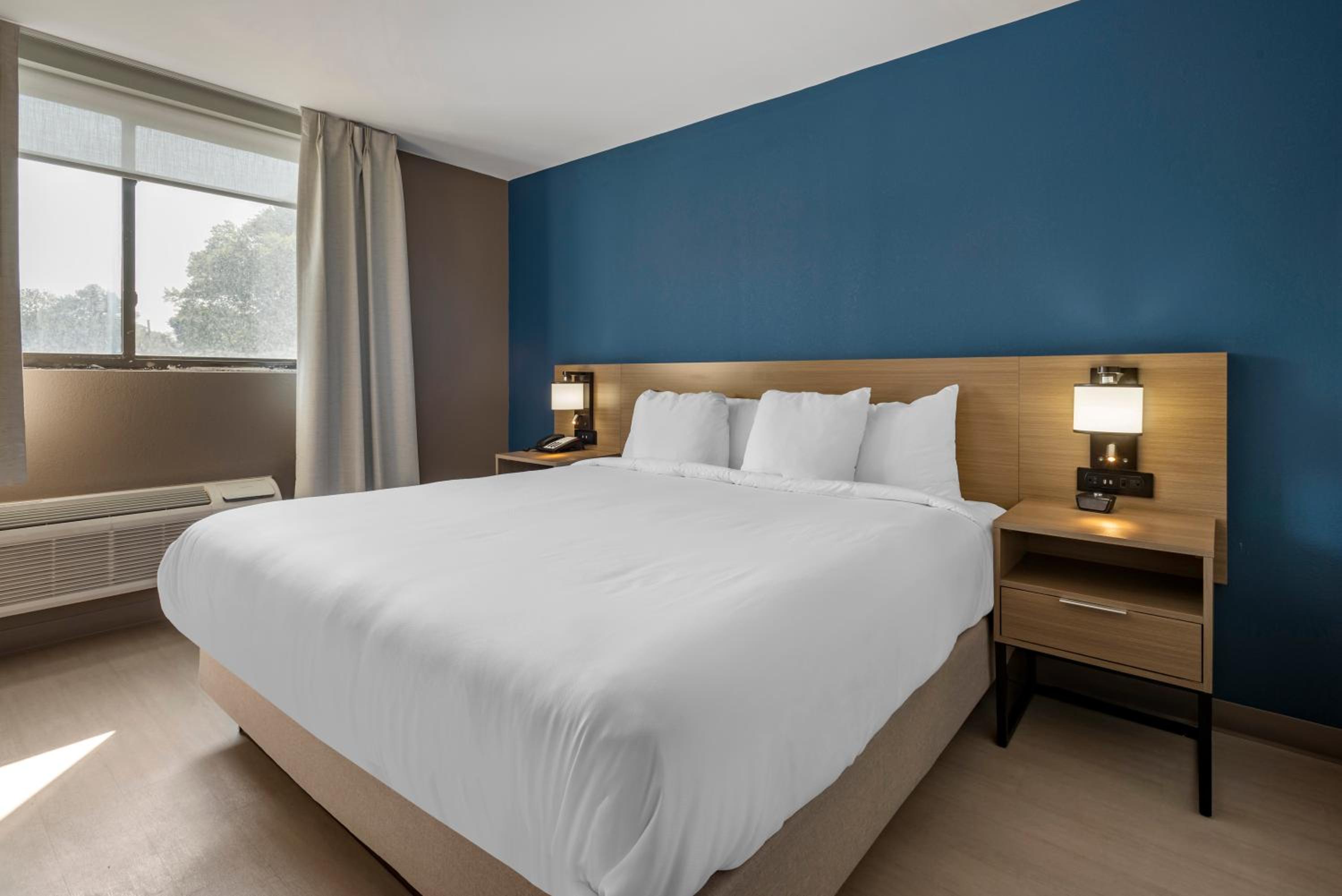 Standard King Room - Non-Smoking  - Photo 1