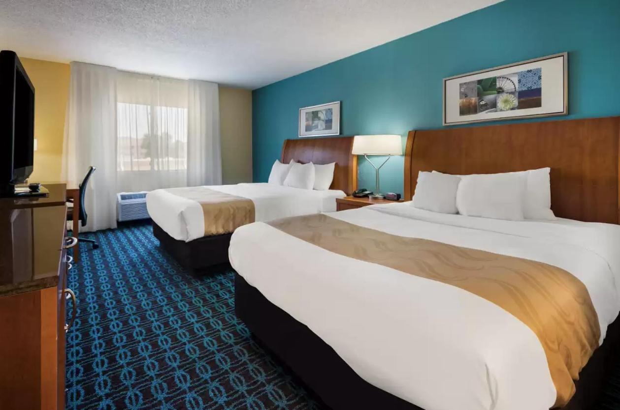 Queen Room with Two Queen Beds - Non-Smoking - Photo 6