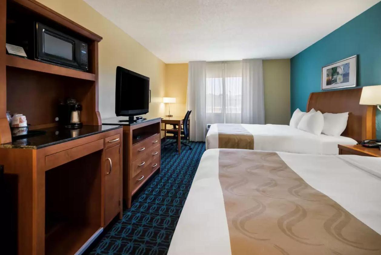 Queen Room with Two Queen Beds - Non-Smoking - Photo 3