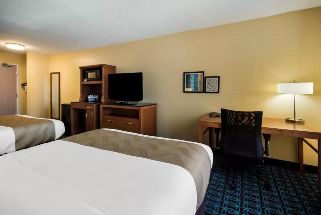 Queen Room with Two Queen Beds - Non-Smoking - Photo 5