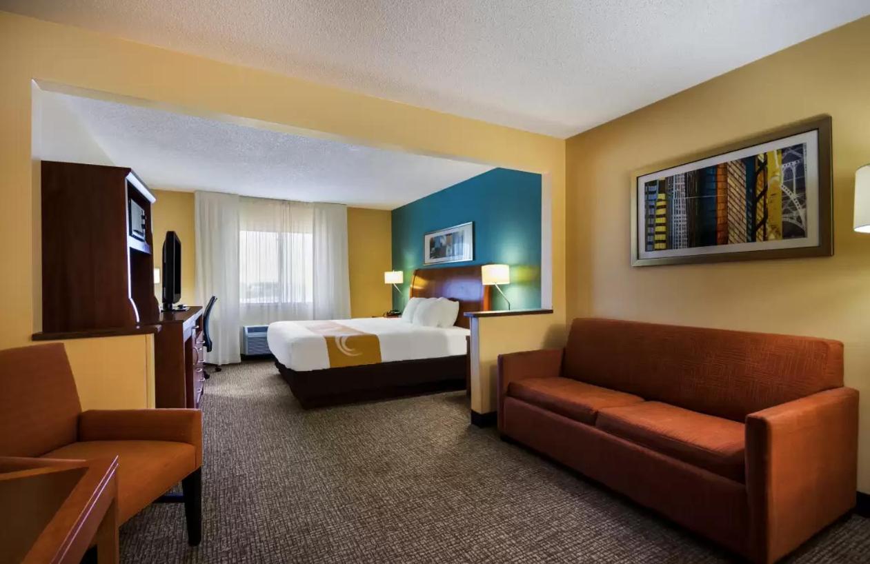 King Suite with Sofa Bed - Non Smoking - Photo 1