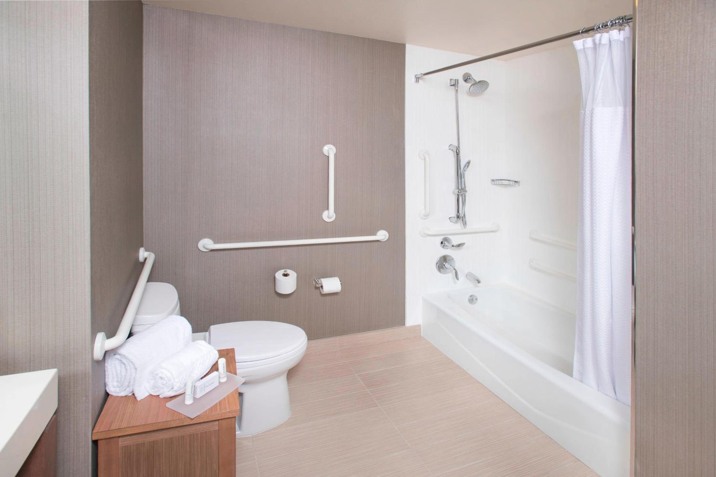 King Room with Sofa Bed - Hearing Accessible photo 3