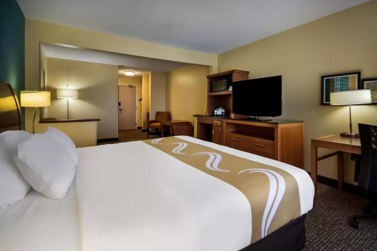 King Suite with Sofa Bed - Non Smoking - Photo 3