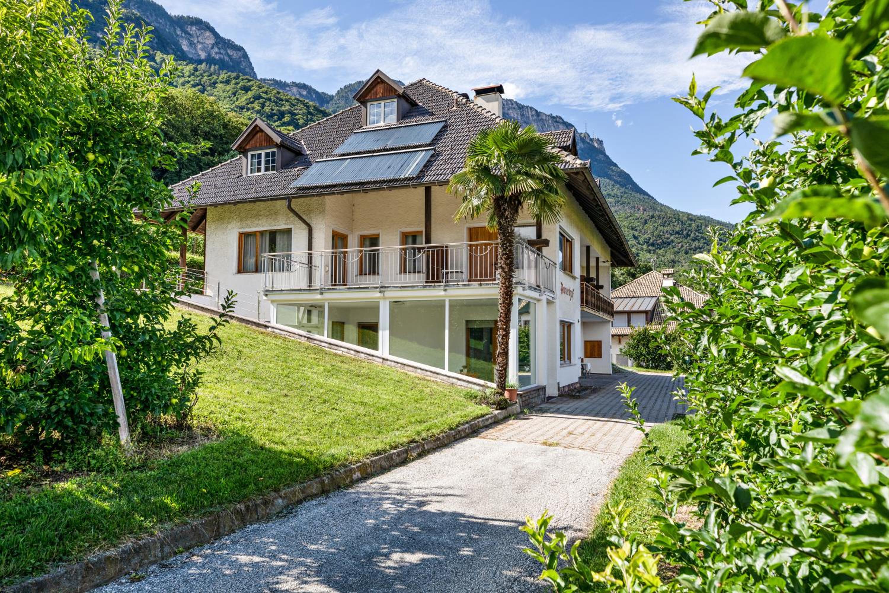 Two-Bedroom Deluxe Apartment with Garden View photo 2