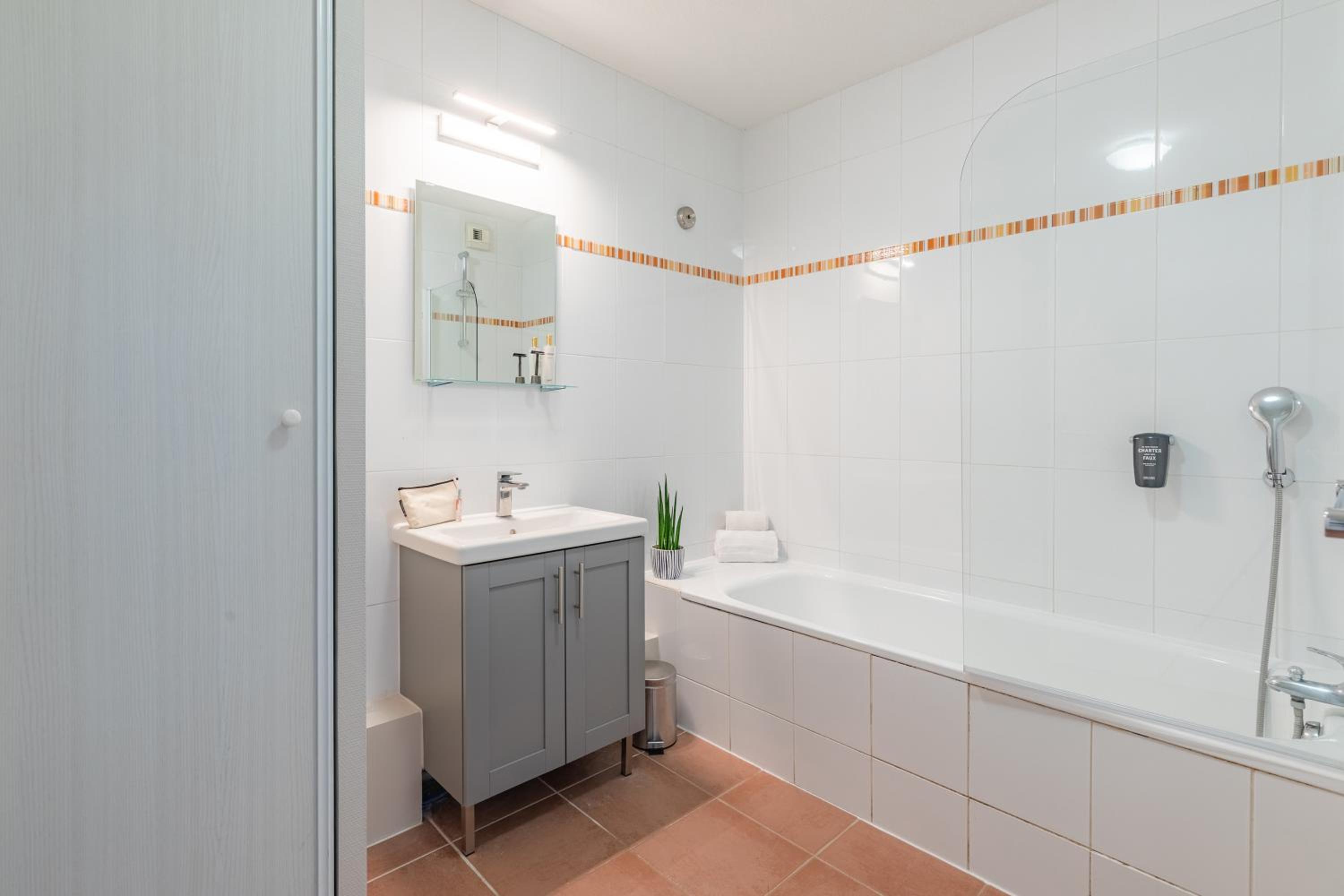 One-Bedroom Apartment - Photo 3
