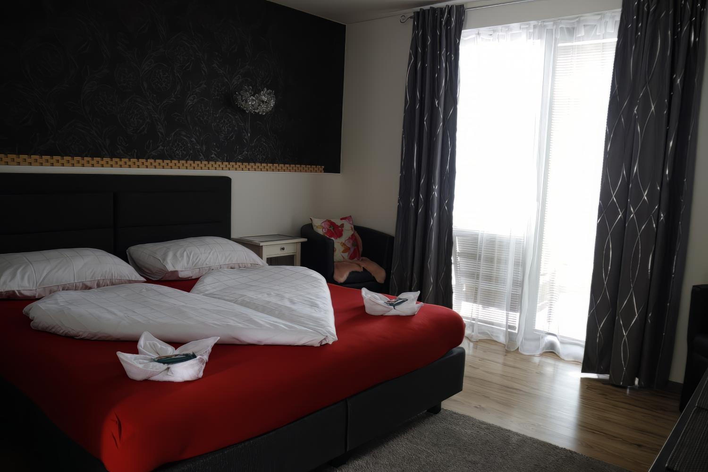 Deluxe Double Room (2 Adults + 1 Child) - Photo 1