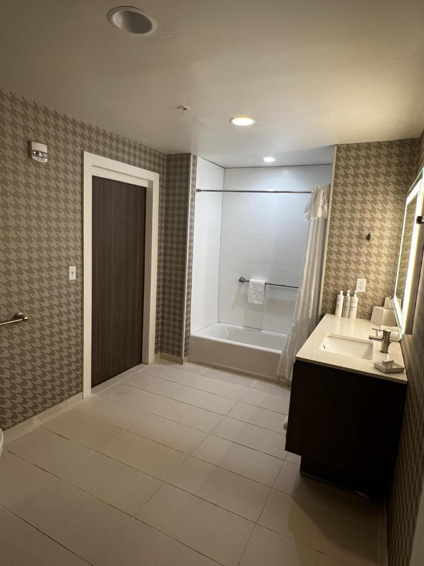 One-Bedroom King Suite - Non-Smoking - Photo 5