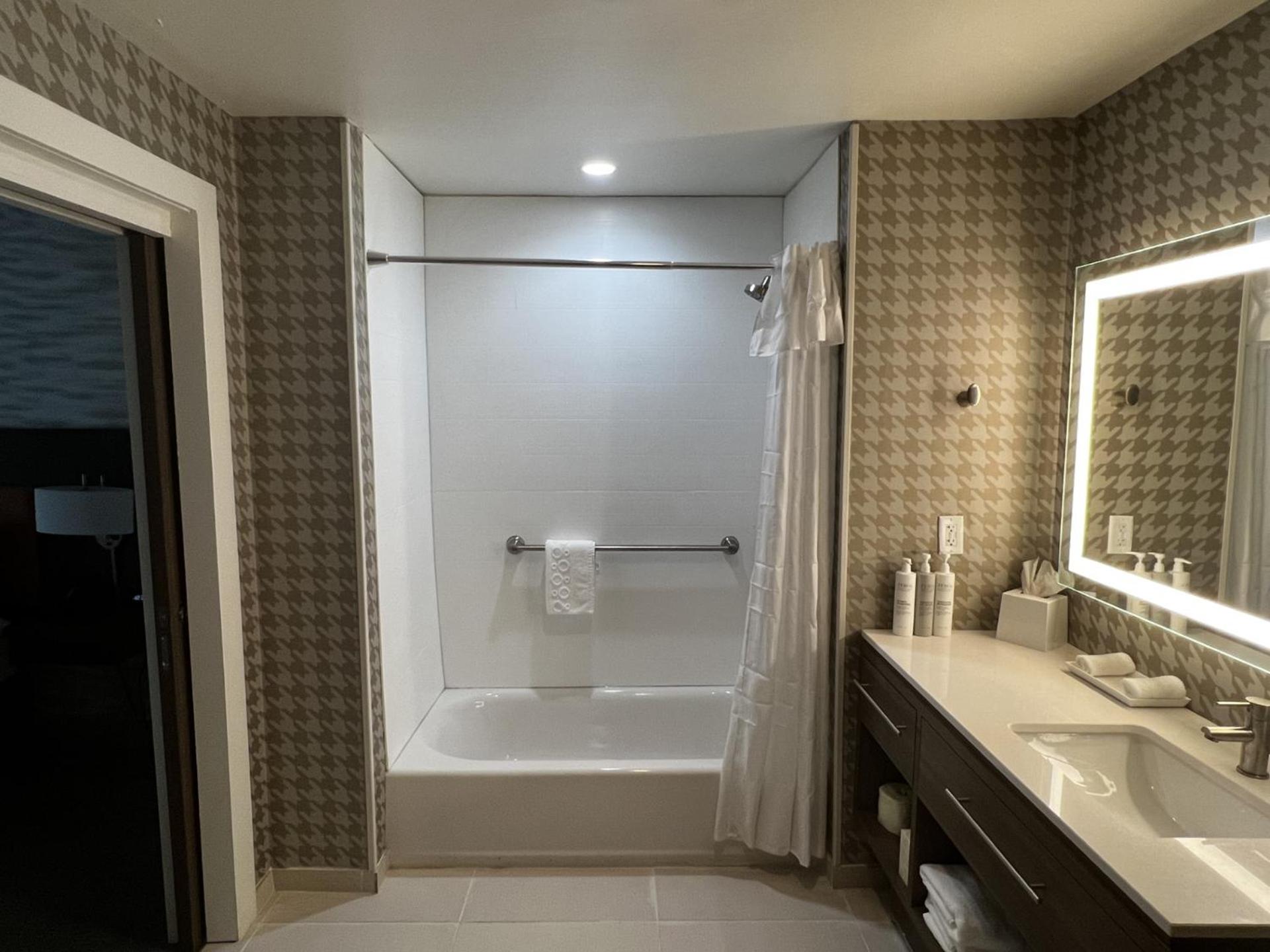 One-Bedroom King Suite - Non-Smoking - Photo 6
