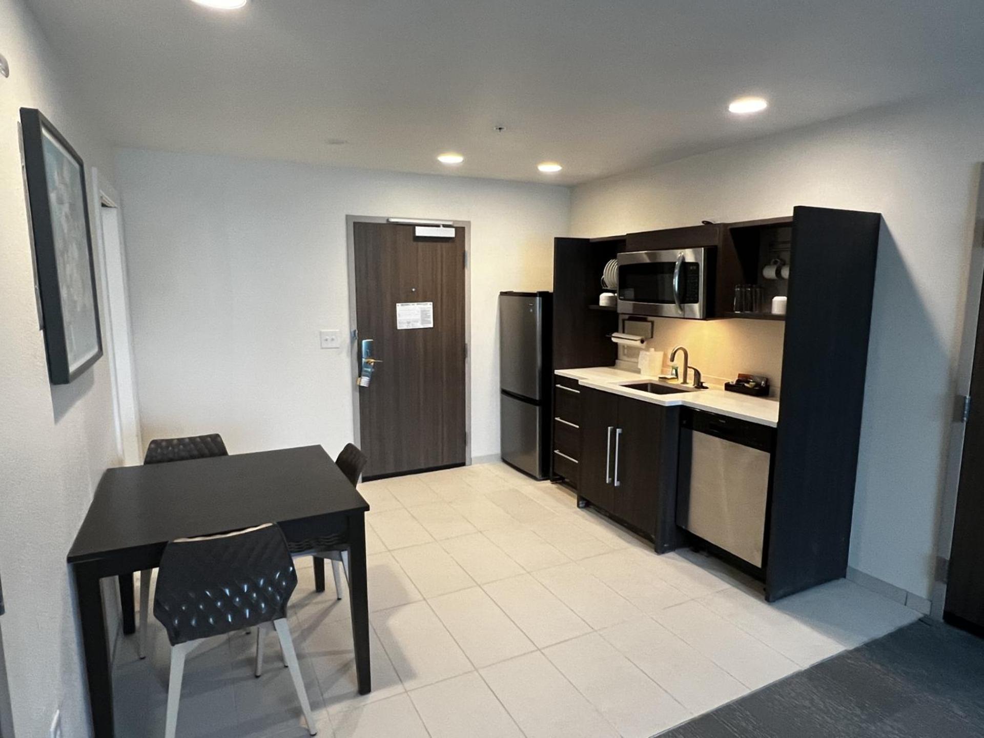 One-Bedroom King Suite - Non-Smoking - Photo 2