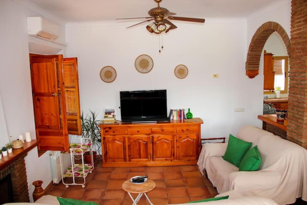 Three-Bedroom House photo 3