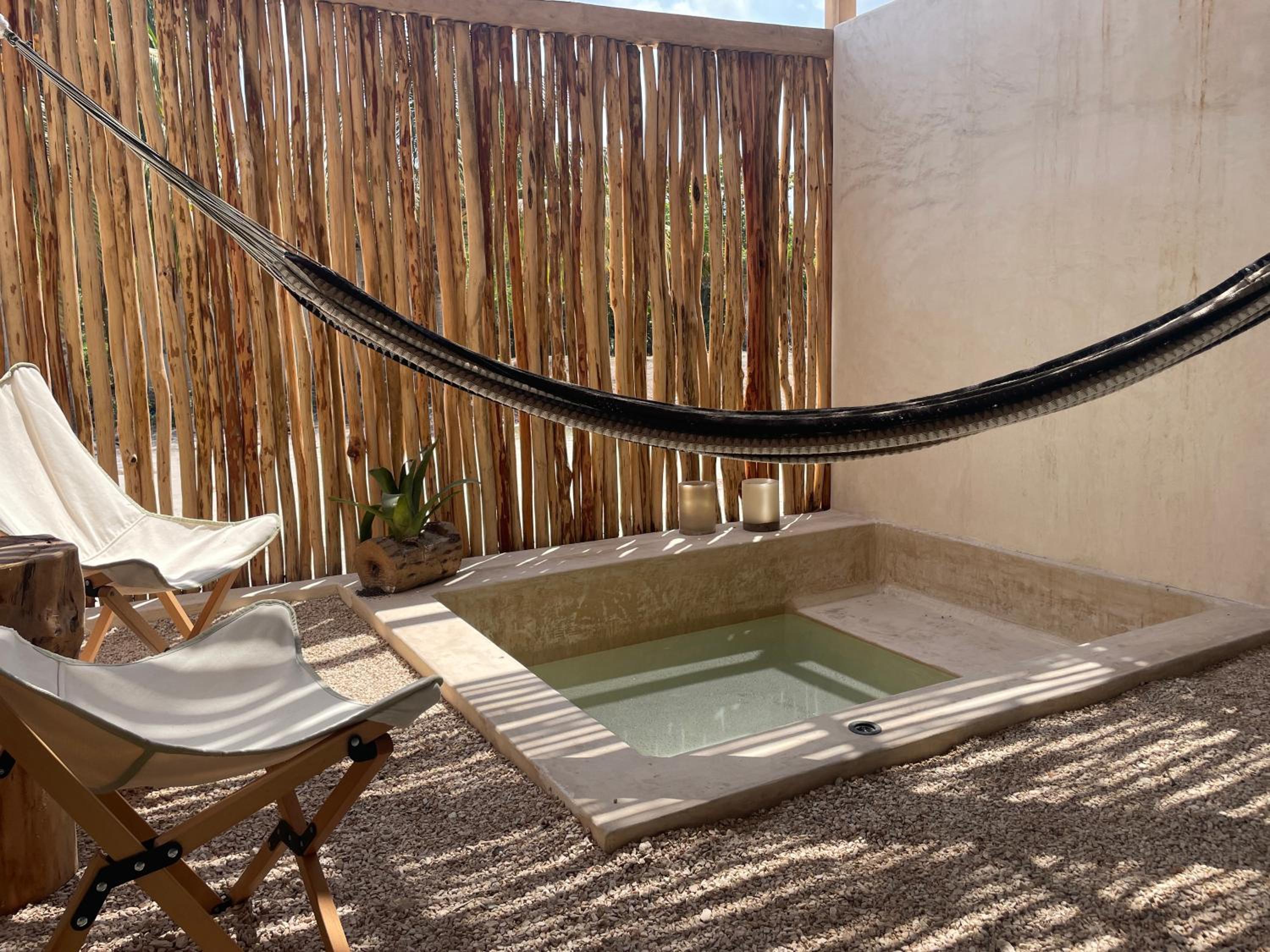 Double Room with Pool View - Photo 5