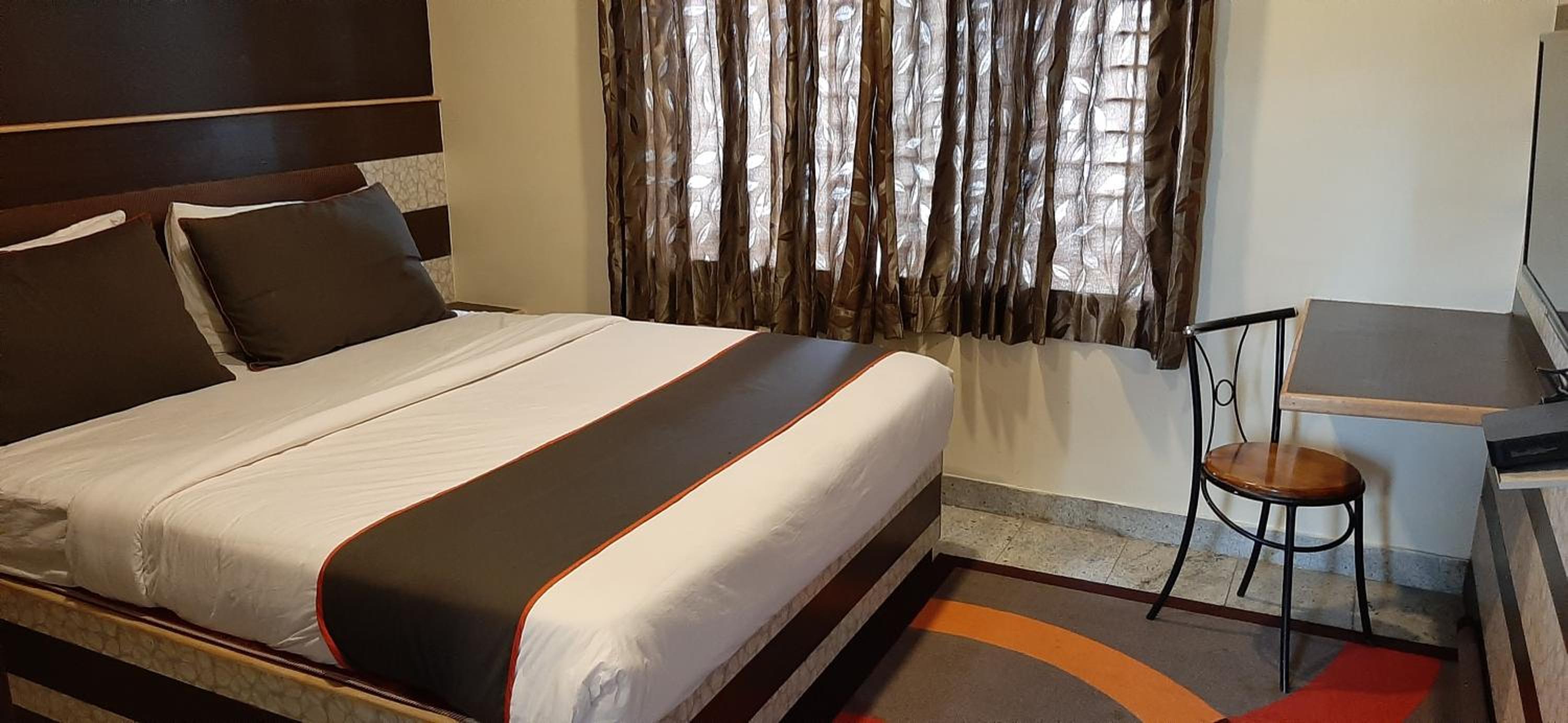 Deluxe Room - Photo 9