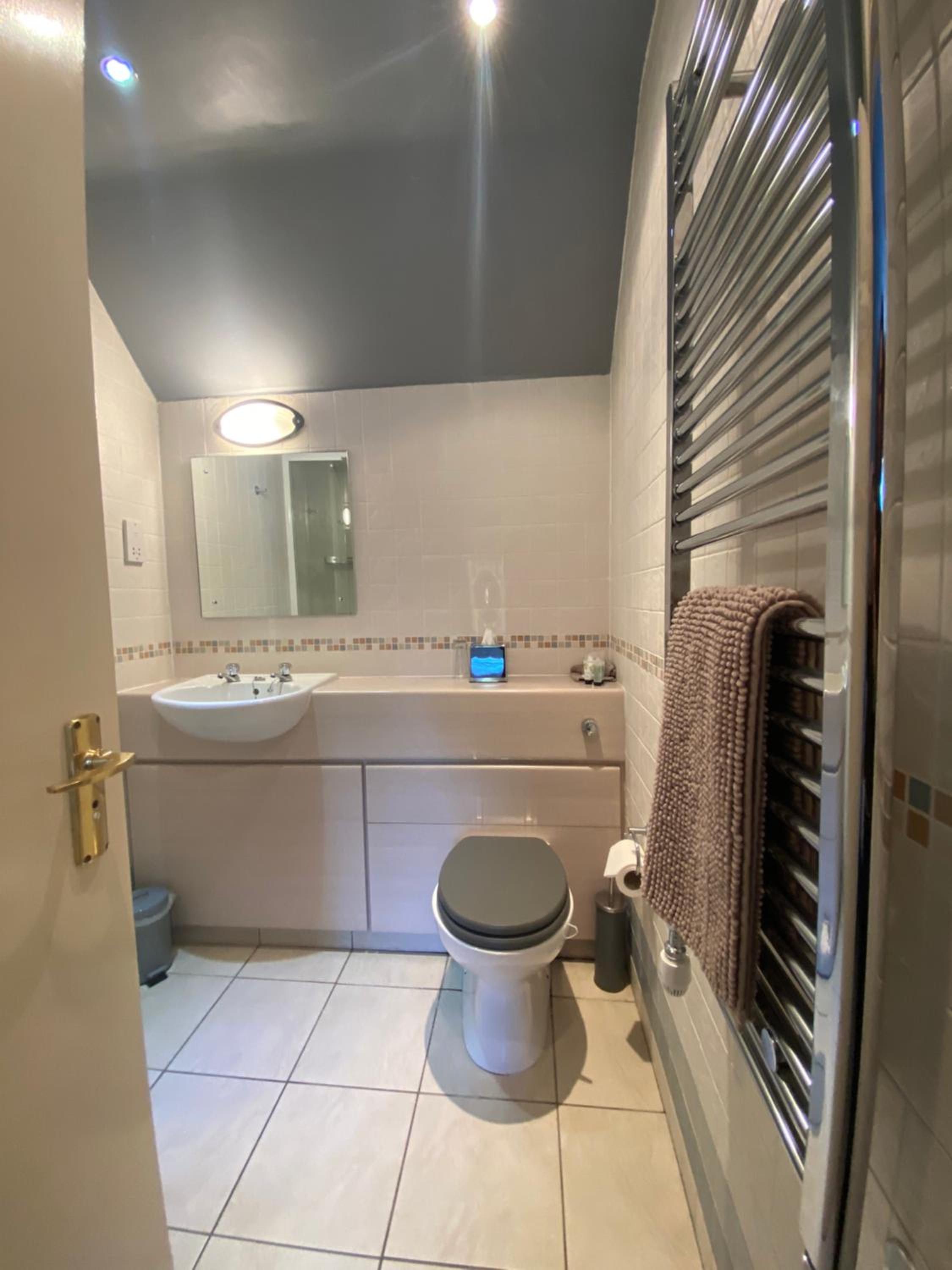 Single Room with Private Bathroom photo 3