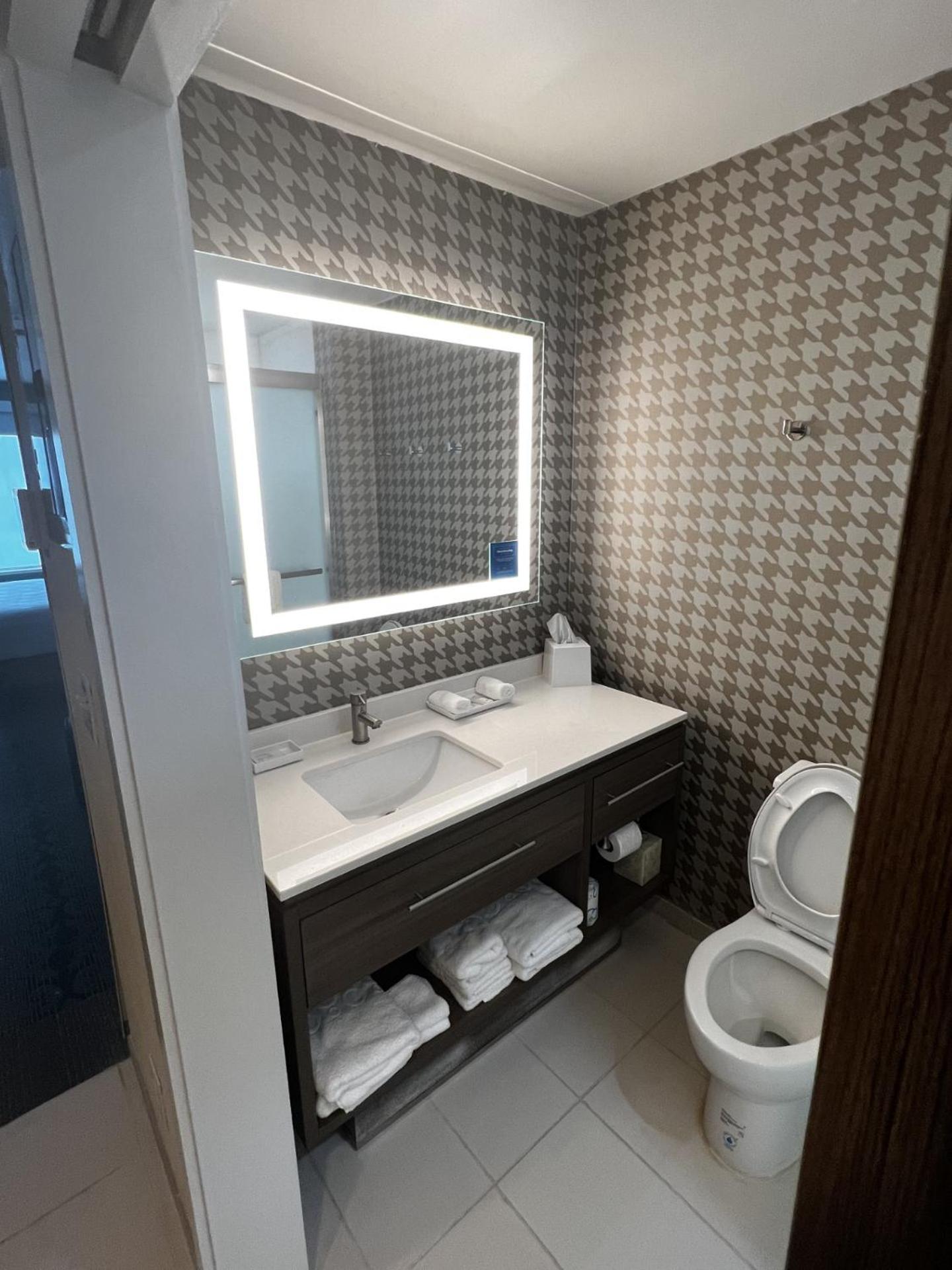 Queen Studio Suite - Photo 5
