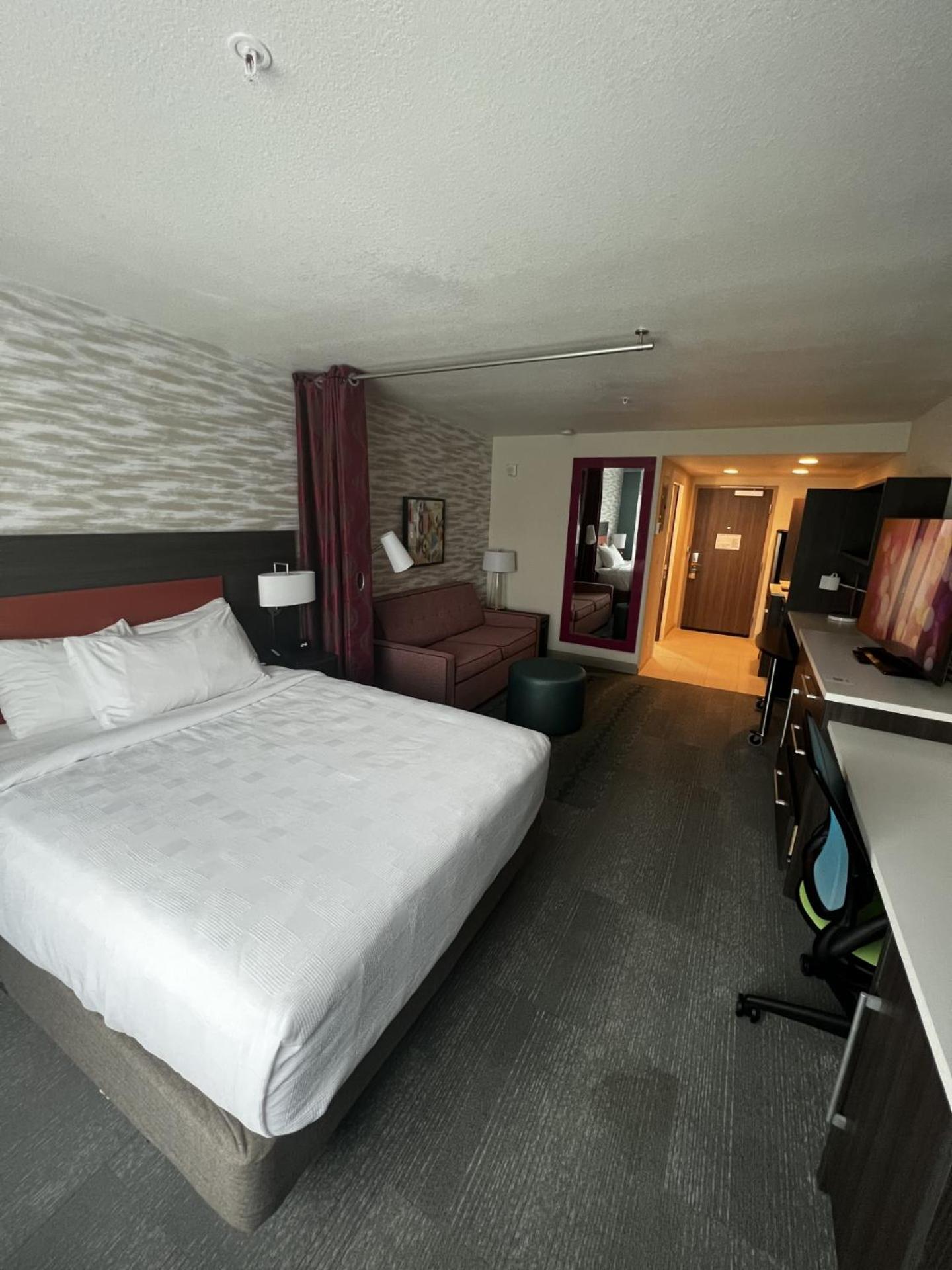 Queen Studio Suite - Photo 3