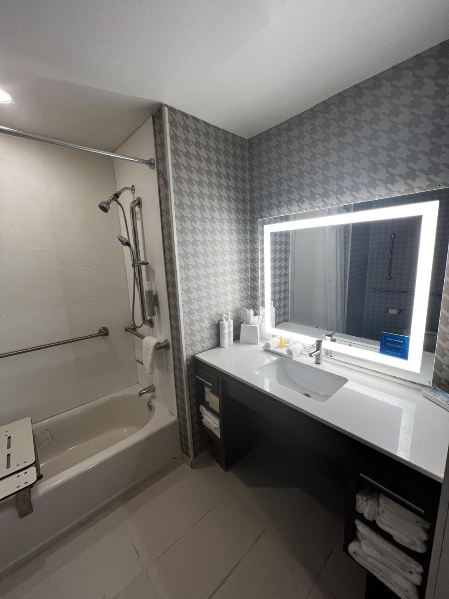 Queen Studio with Two Queen Beds - Mobility and Hearing Access/Non-Smoking - Photo 4