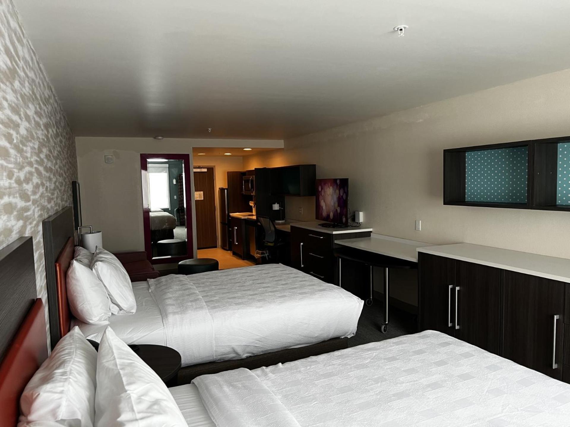 Queen Studio with Two Queen Beds - Non-Smoking - Photo 2