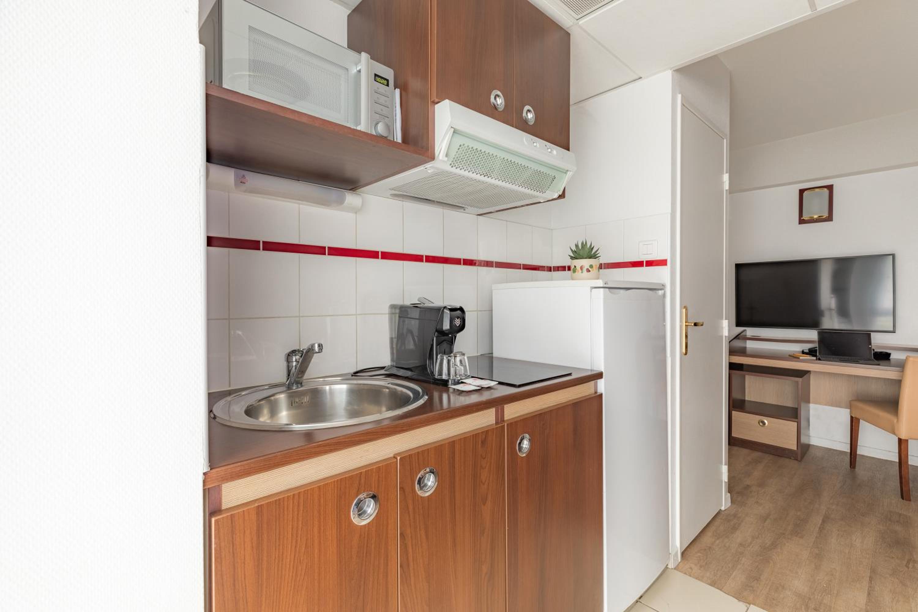 Large Apartment - Photo 3