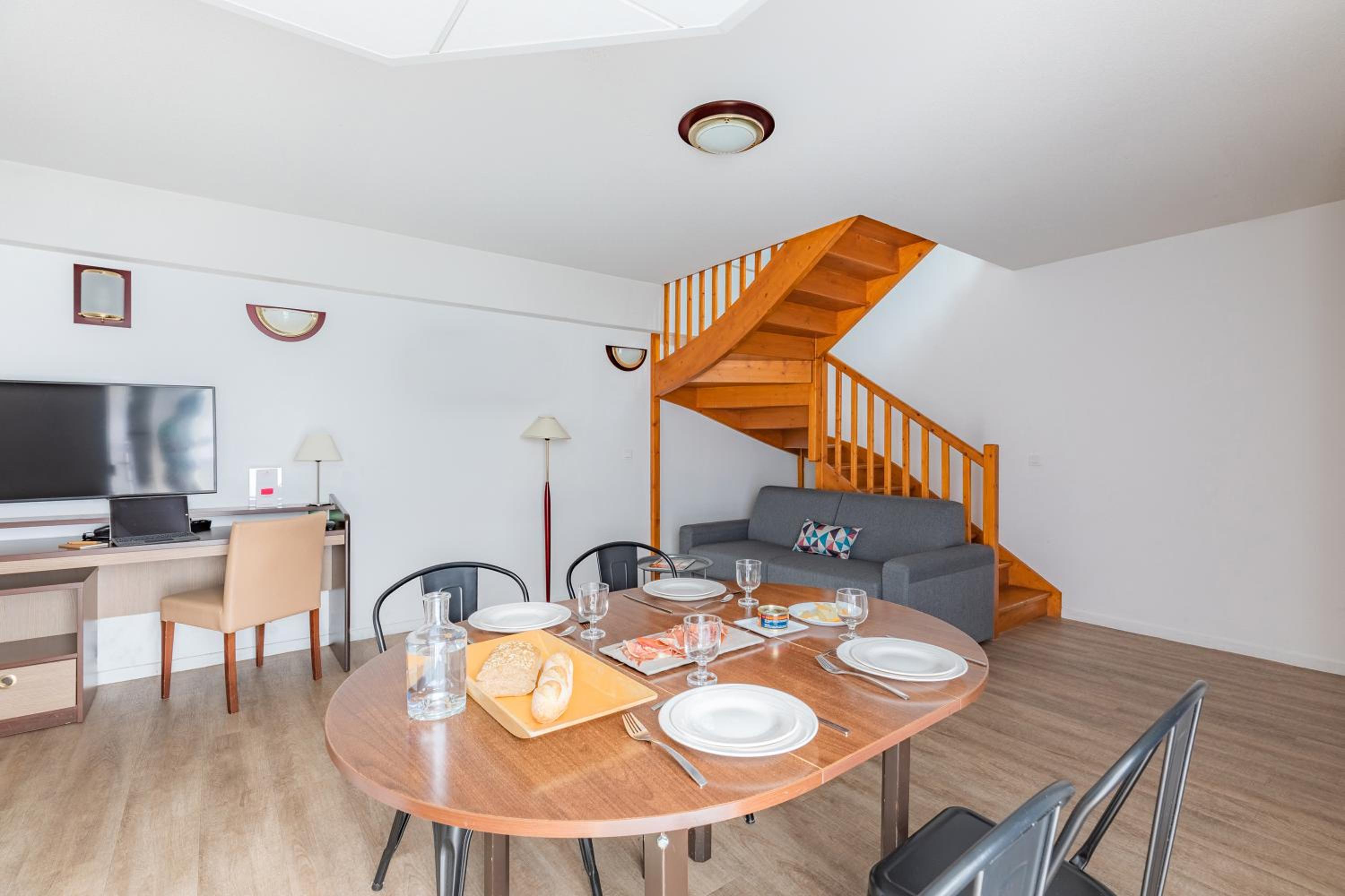 Large Apartment - Photo 5
