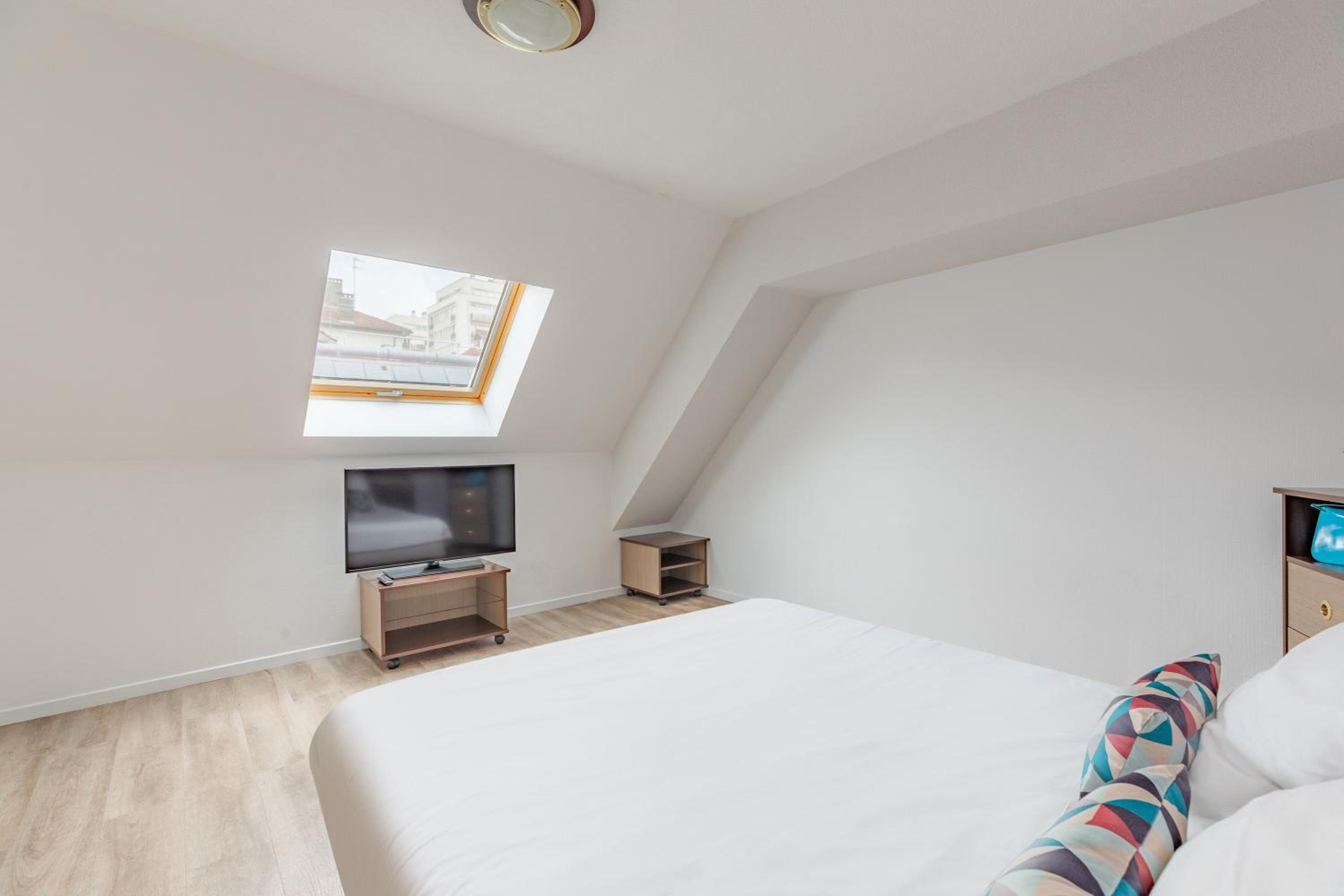 Large Apartment - Photo 9