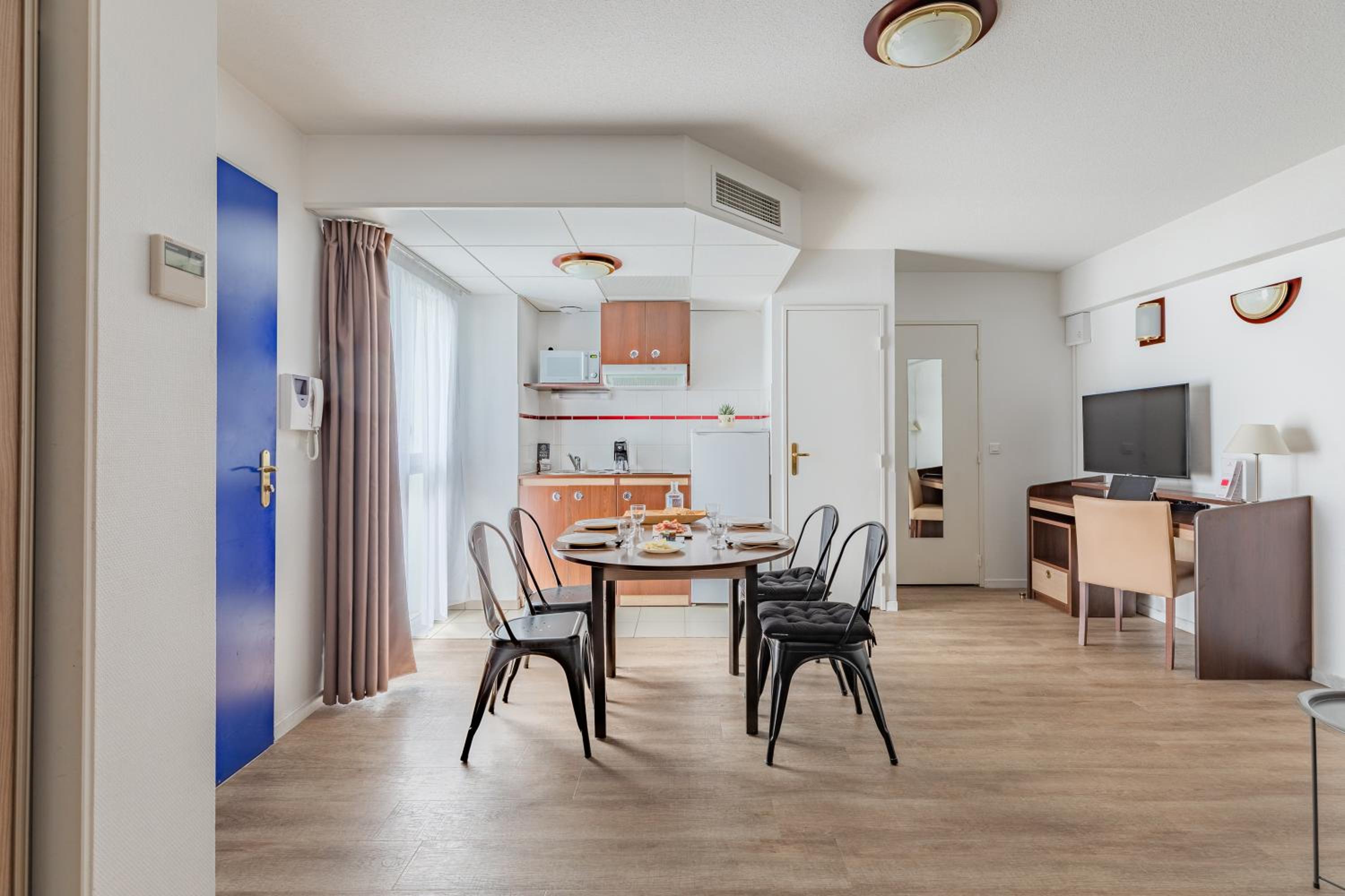 Large Apartment - Photo 4
