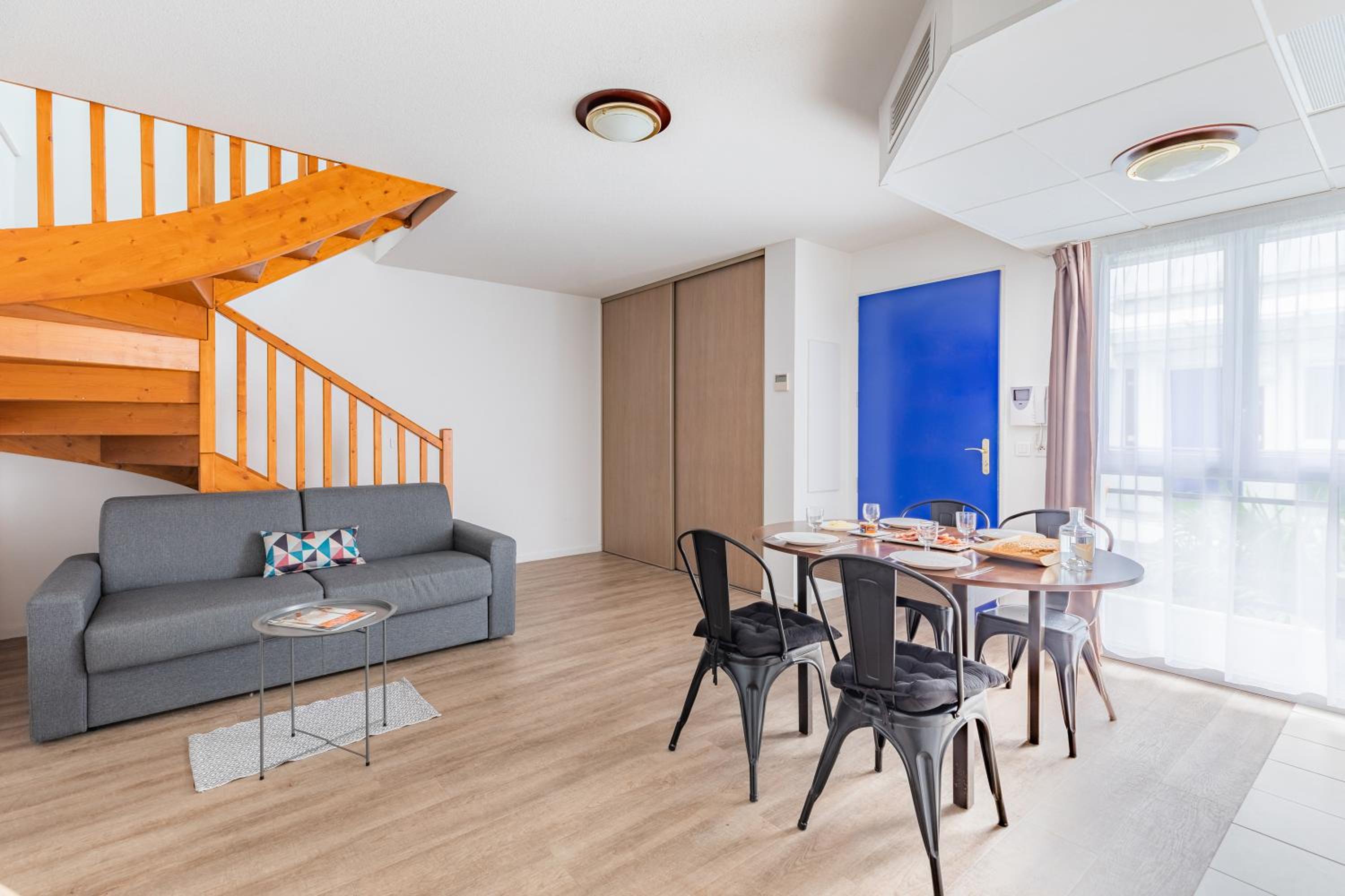 Large Apartment - Photo 6