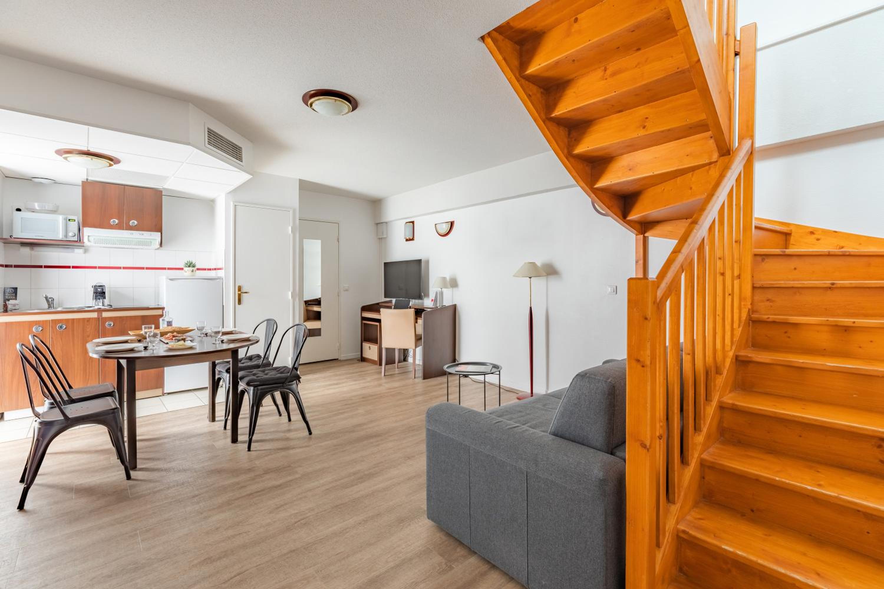 Large Apartment - Photo 7