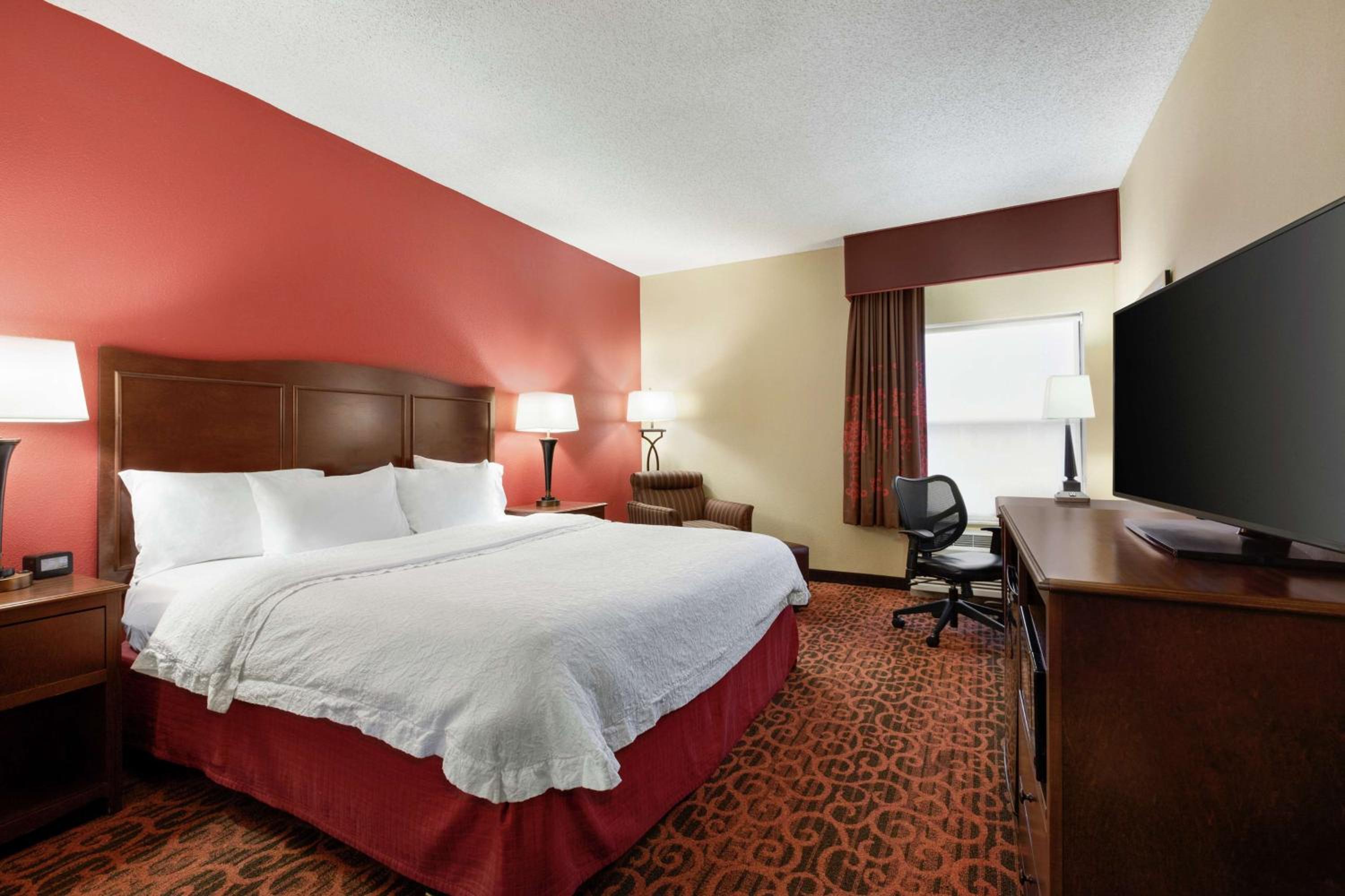 King Room with King Bed - Non-Smoking - Photo 5
