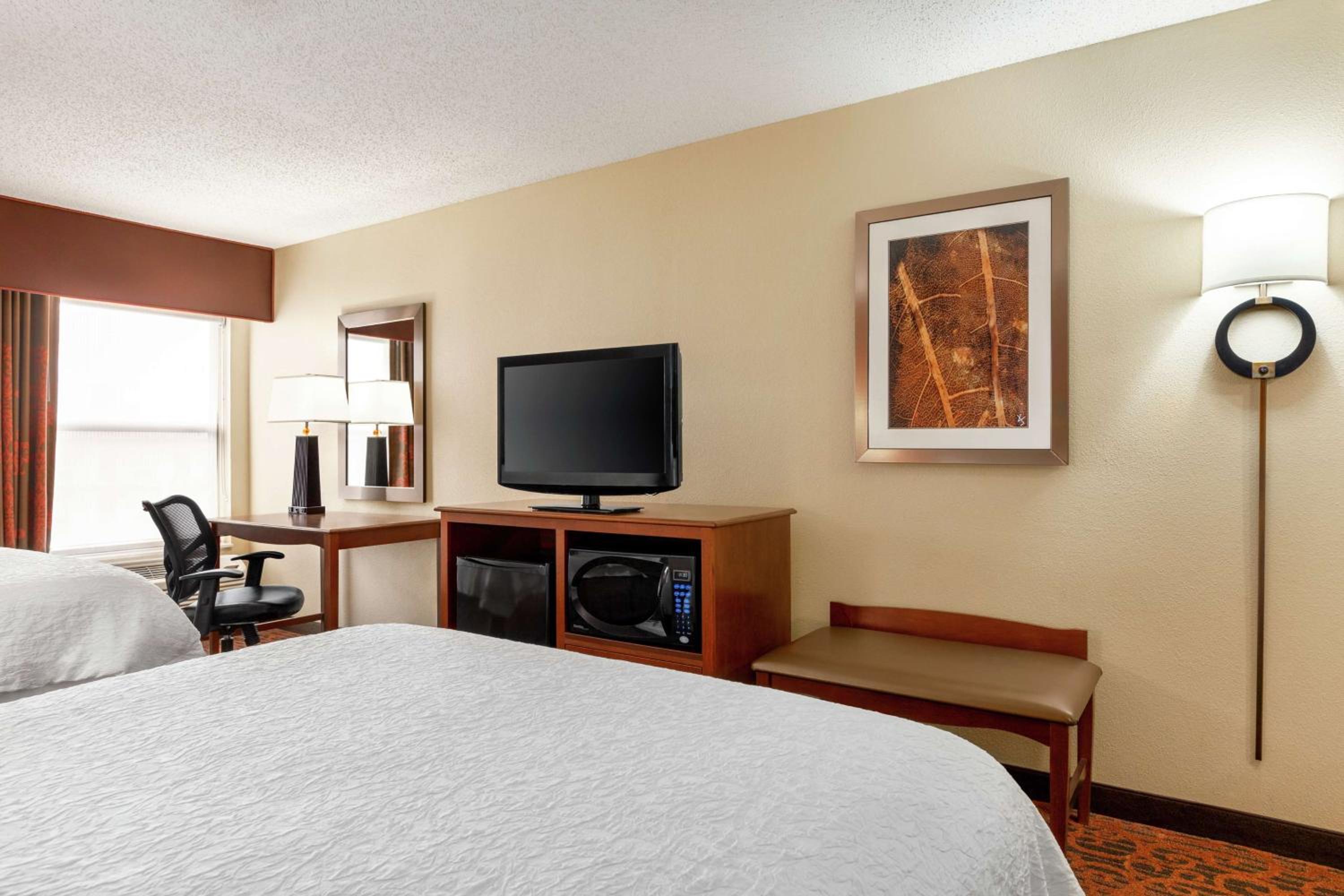 Room with Two Queen Beds - Non-Smoking - Photo 2