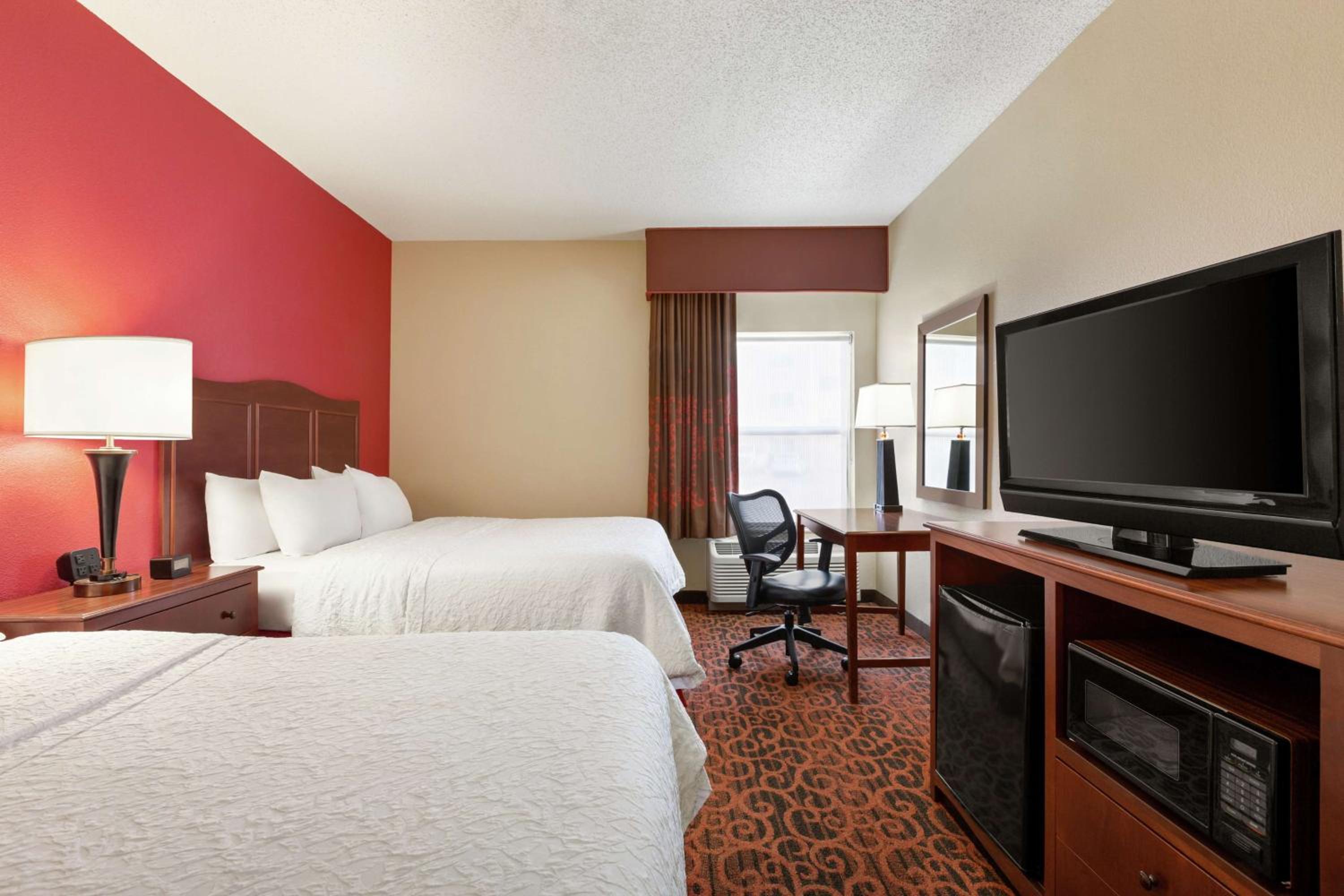 Room with Two Queen Beds - Non-Smoking - Photo 5