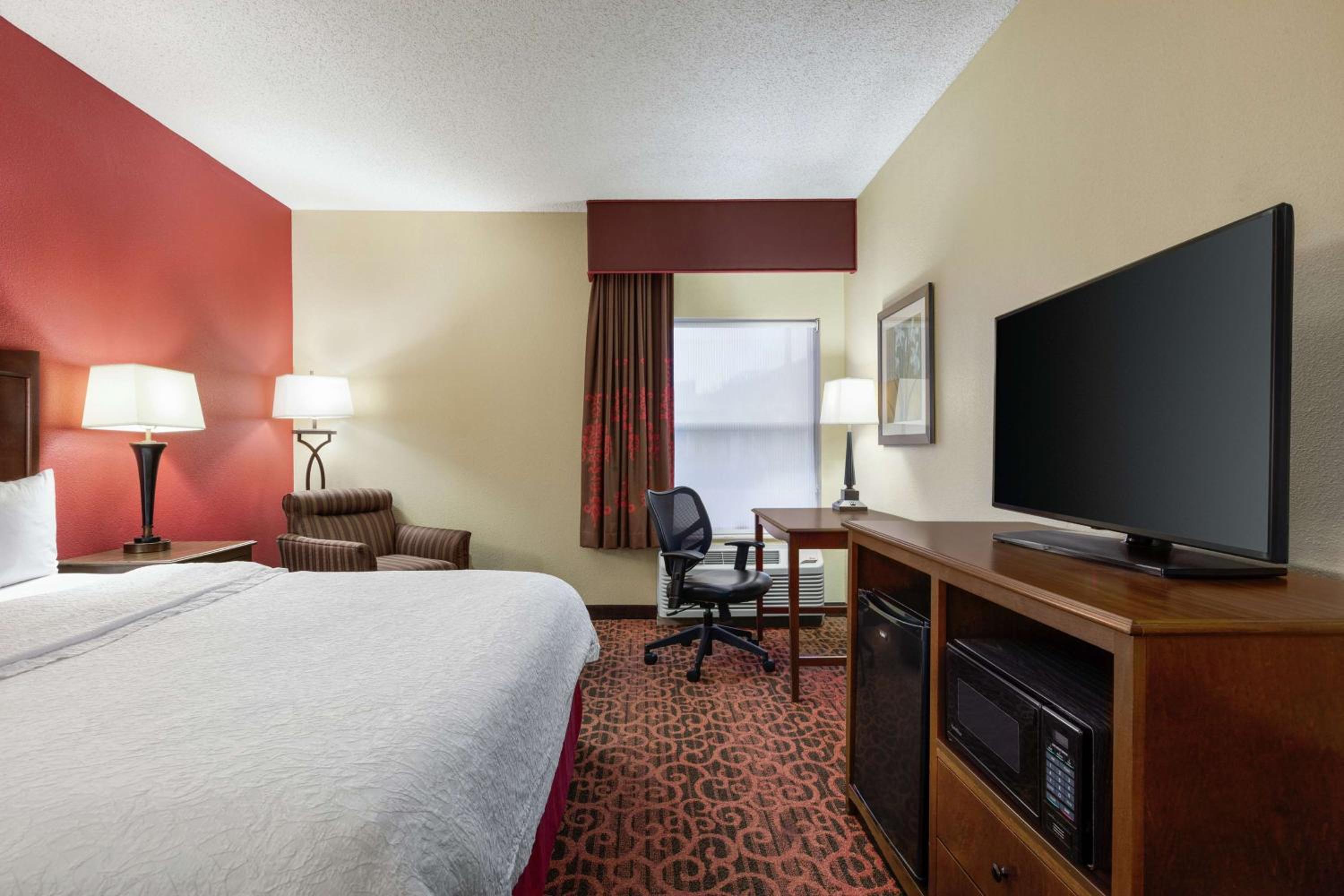 King Room with King Bed - Non-Smoking - Photo 7