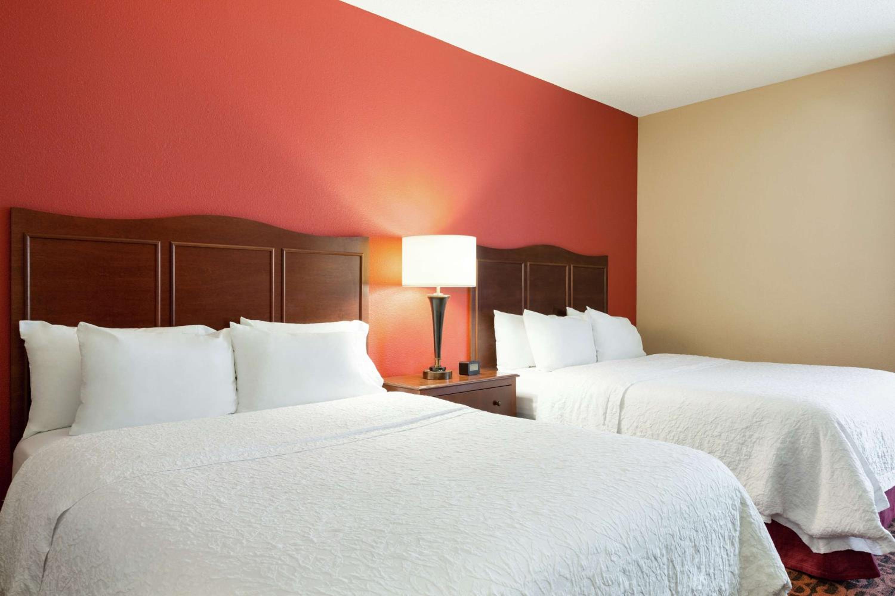 Room with Two Queen Beds - Non-Smoking - Photo 6