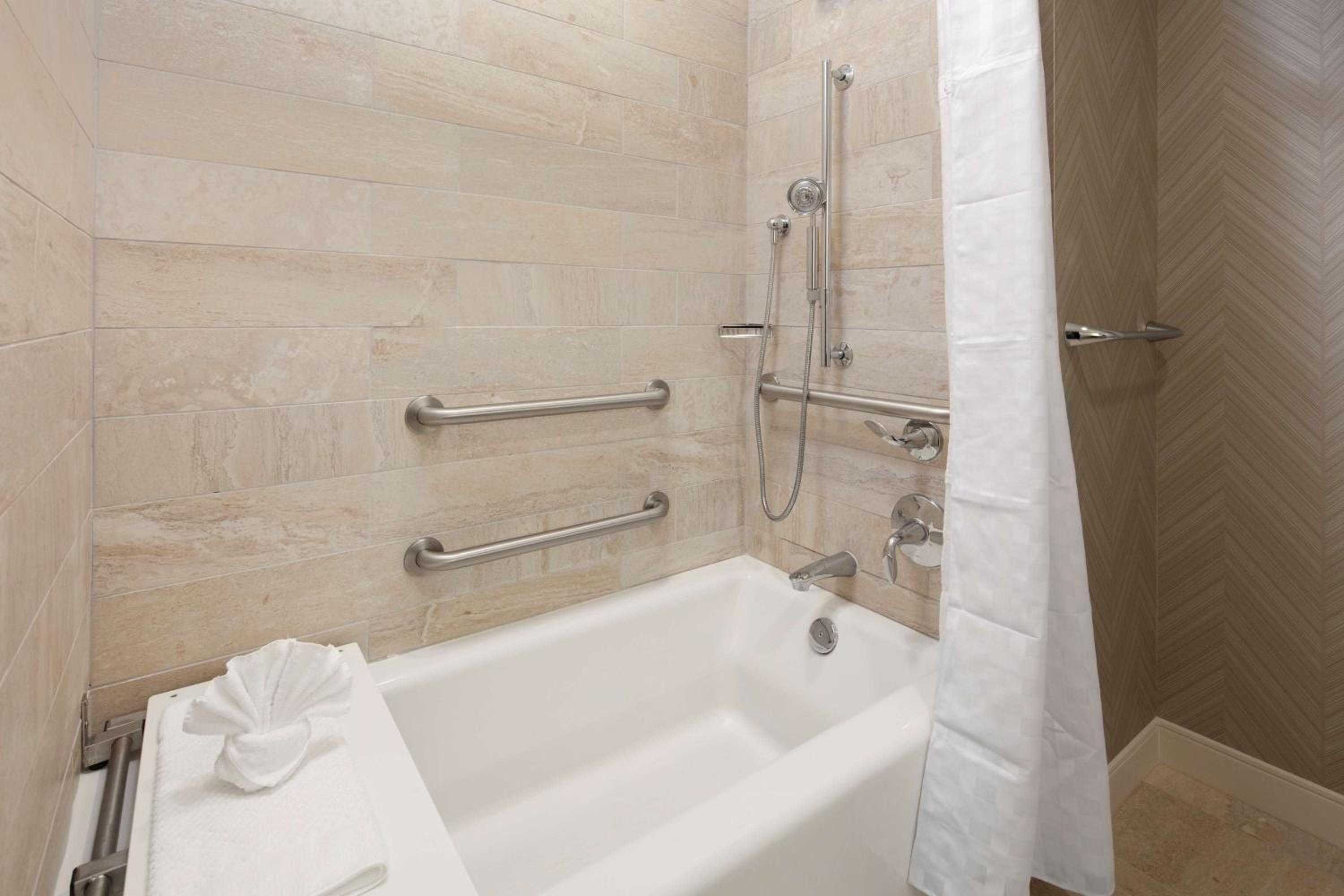 Two-Room Queen Suite with Two Queen Beds and Bath Tub - Mobility Access