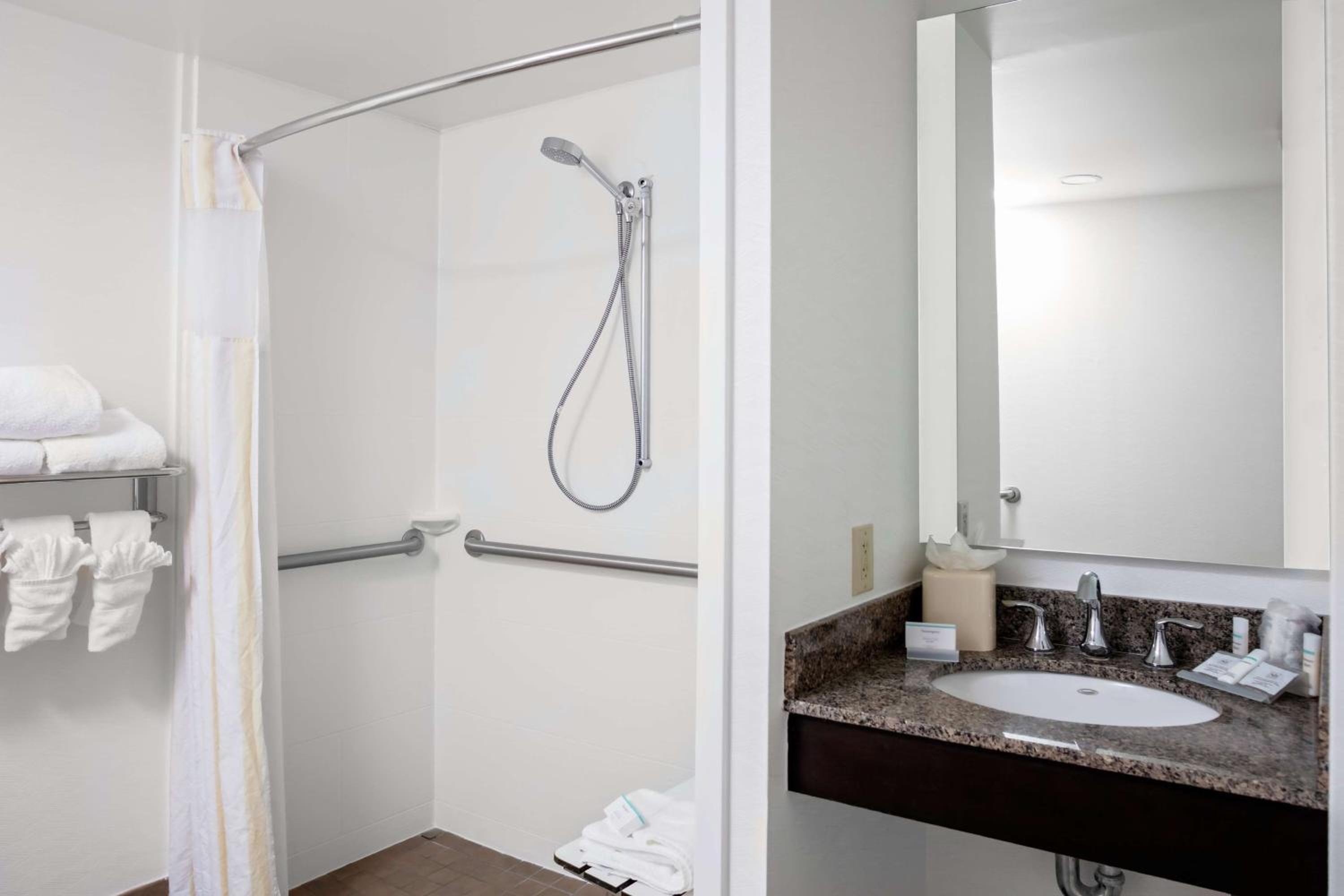 Queen Room with Two Queen Beds and Accessible Tub - Mobility Access - Photo 6