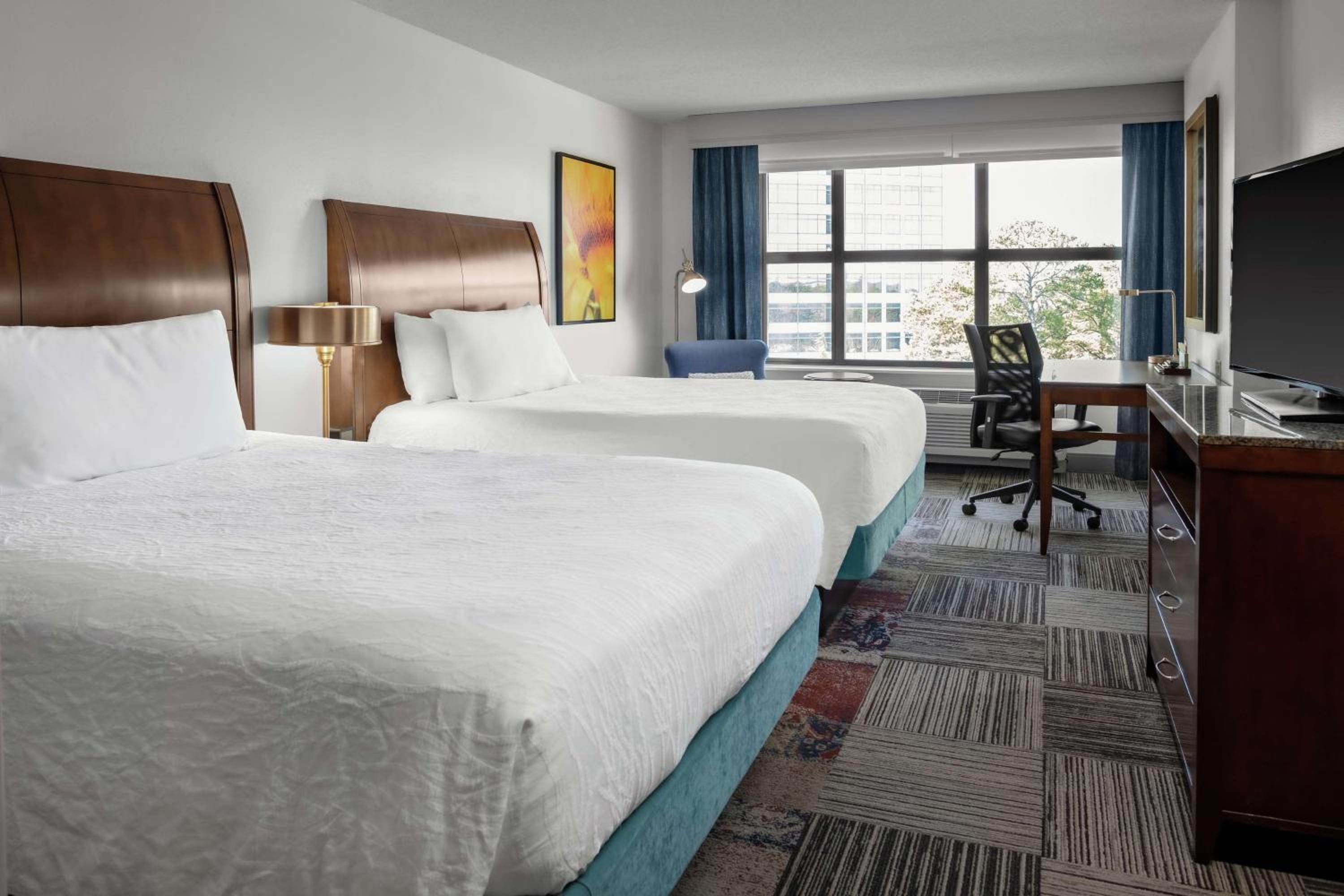 Queen Room with Two Queen Beds - Photo 4