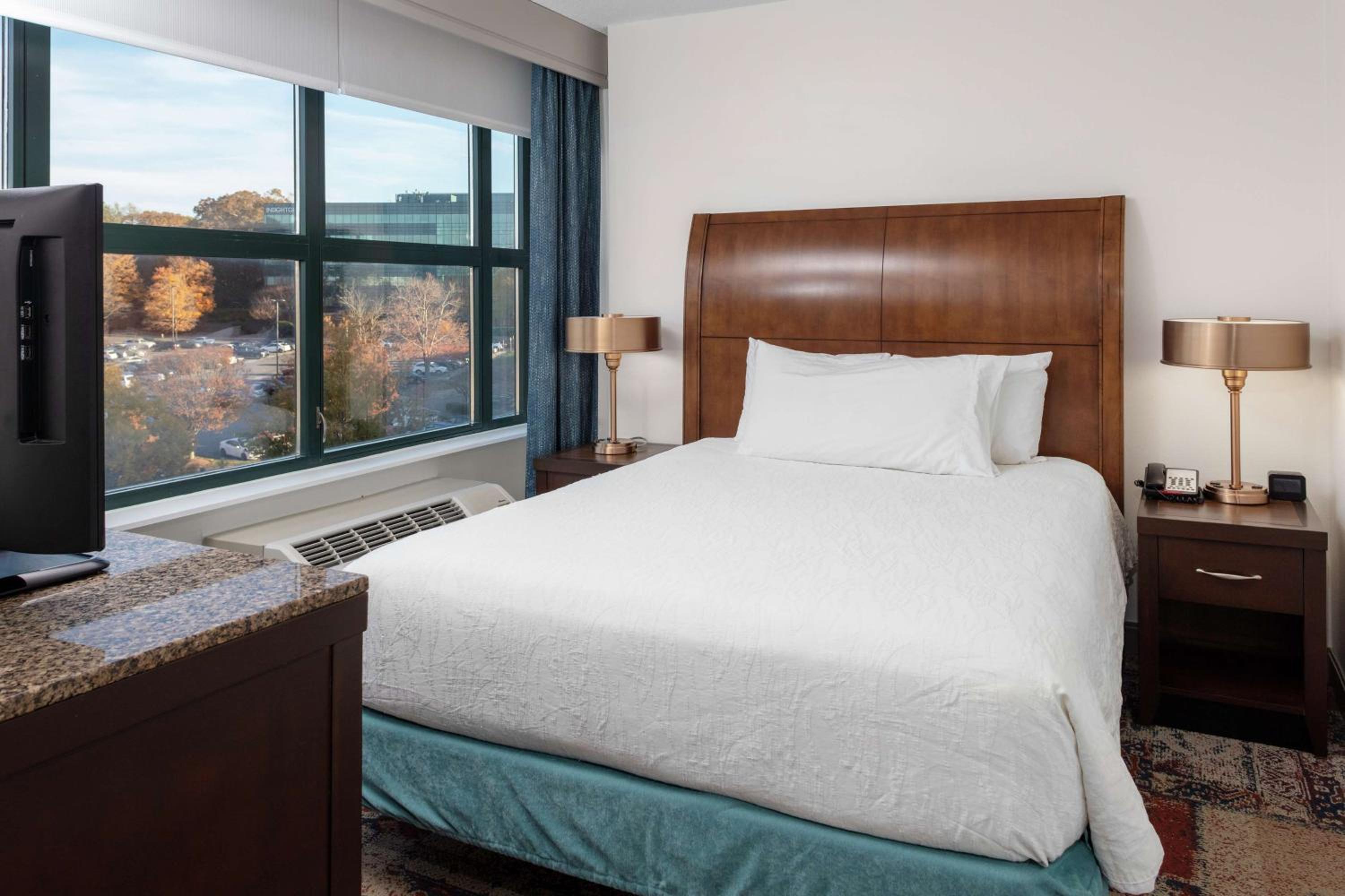 Junior Queen Suite with Sofa Bed - Photo 4