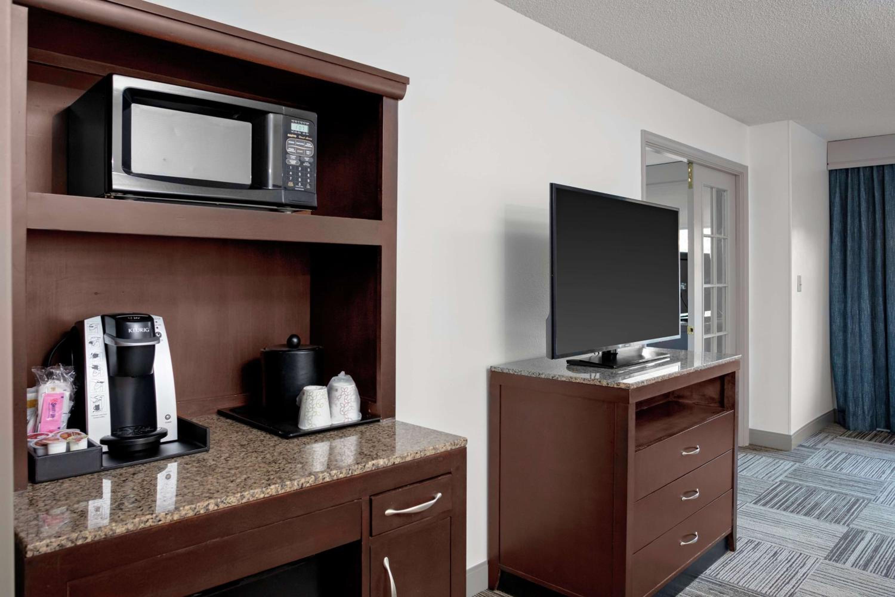 Junior Queen Suite with Sofa Bed - Photo 3