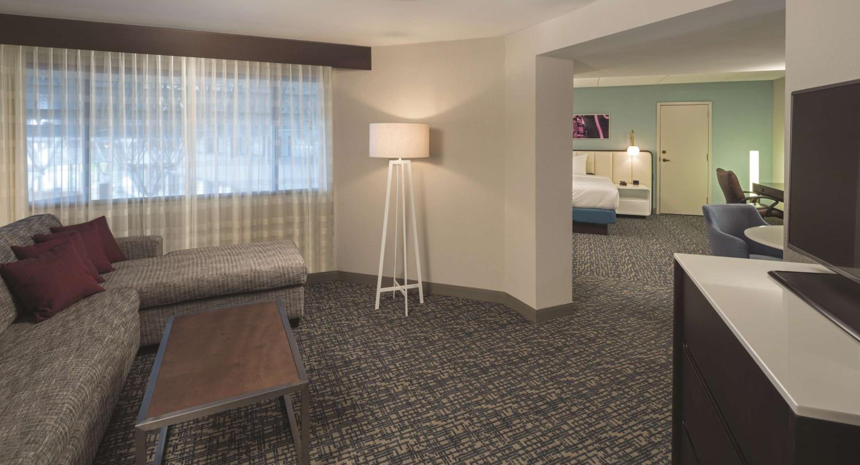 Junior King Suite with Sofa Bed - Photo 2