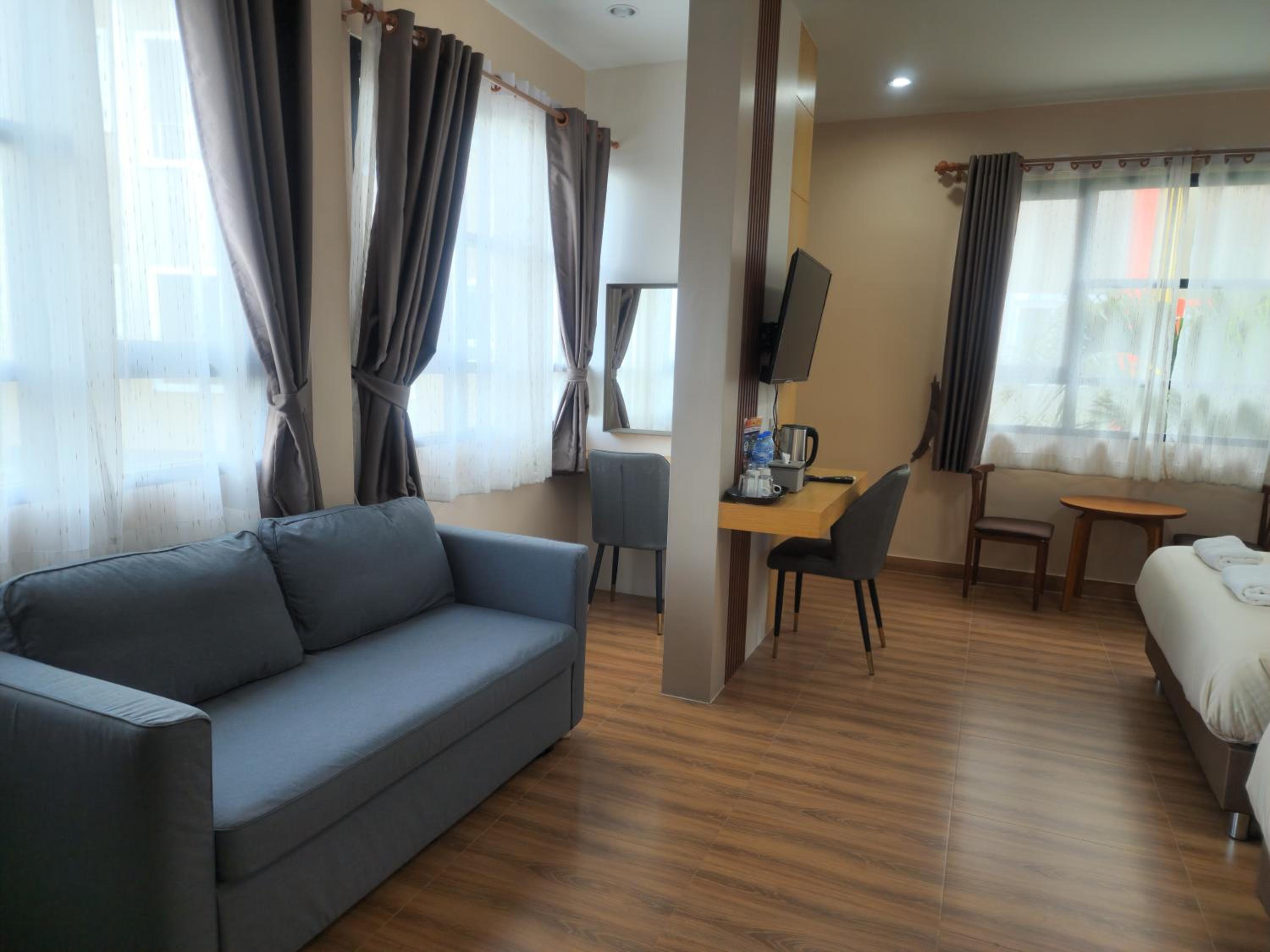 Superior Family Room - Photo 3