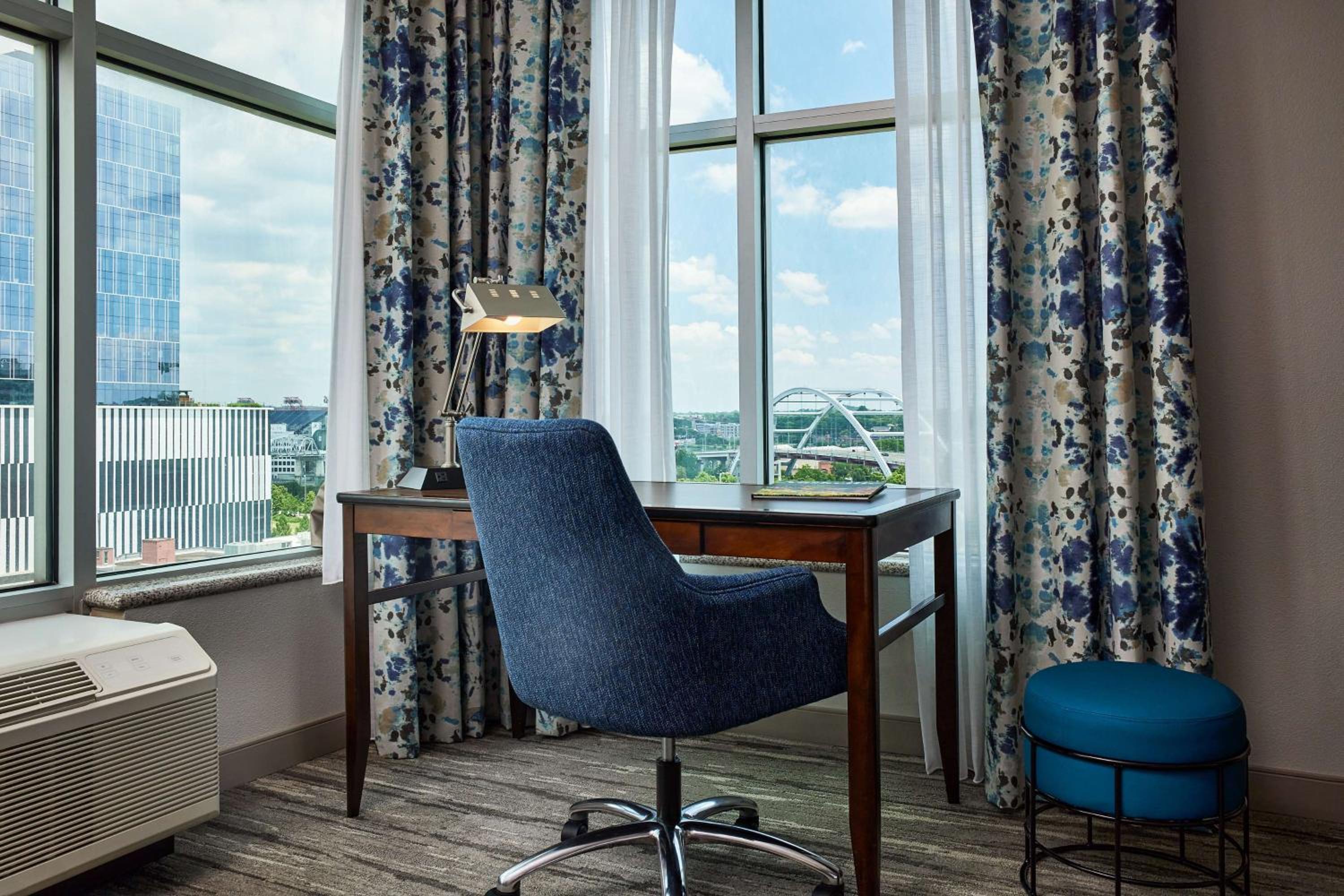 Corner King Room with View