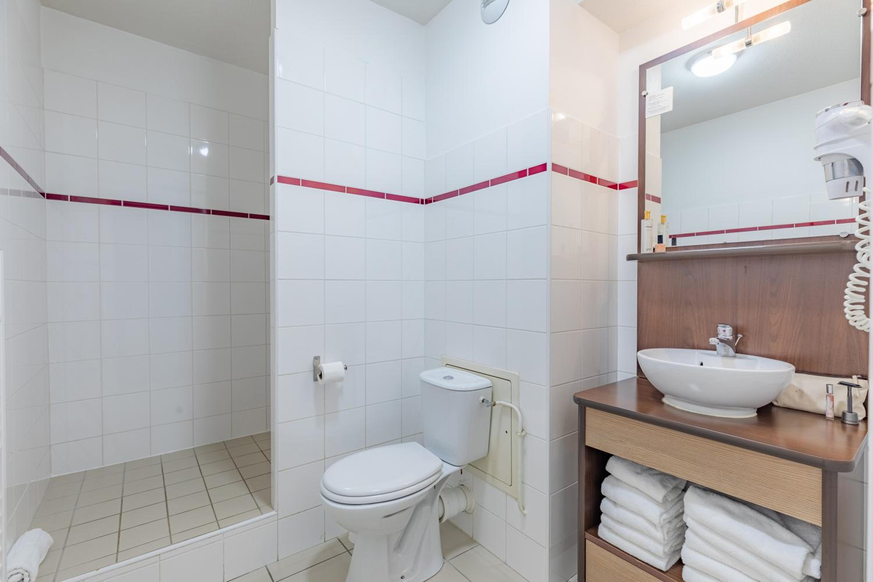 Large Apartment - Photo 2