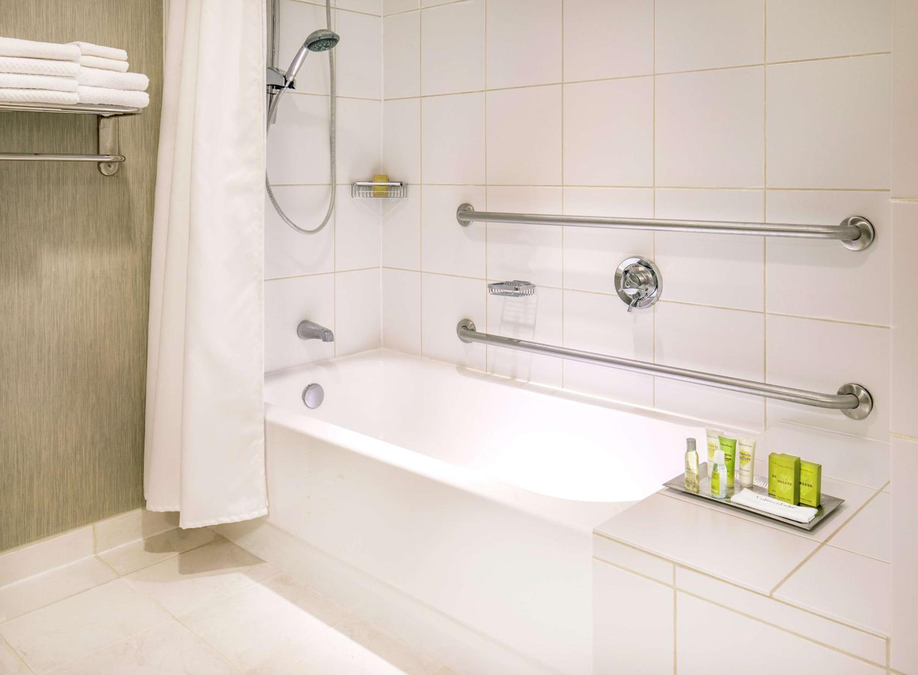 King Room with Bath Tub - Mobility Access - Photo 7