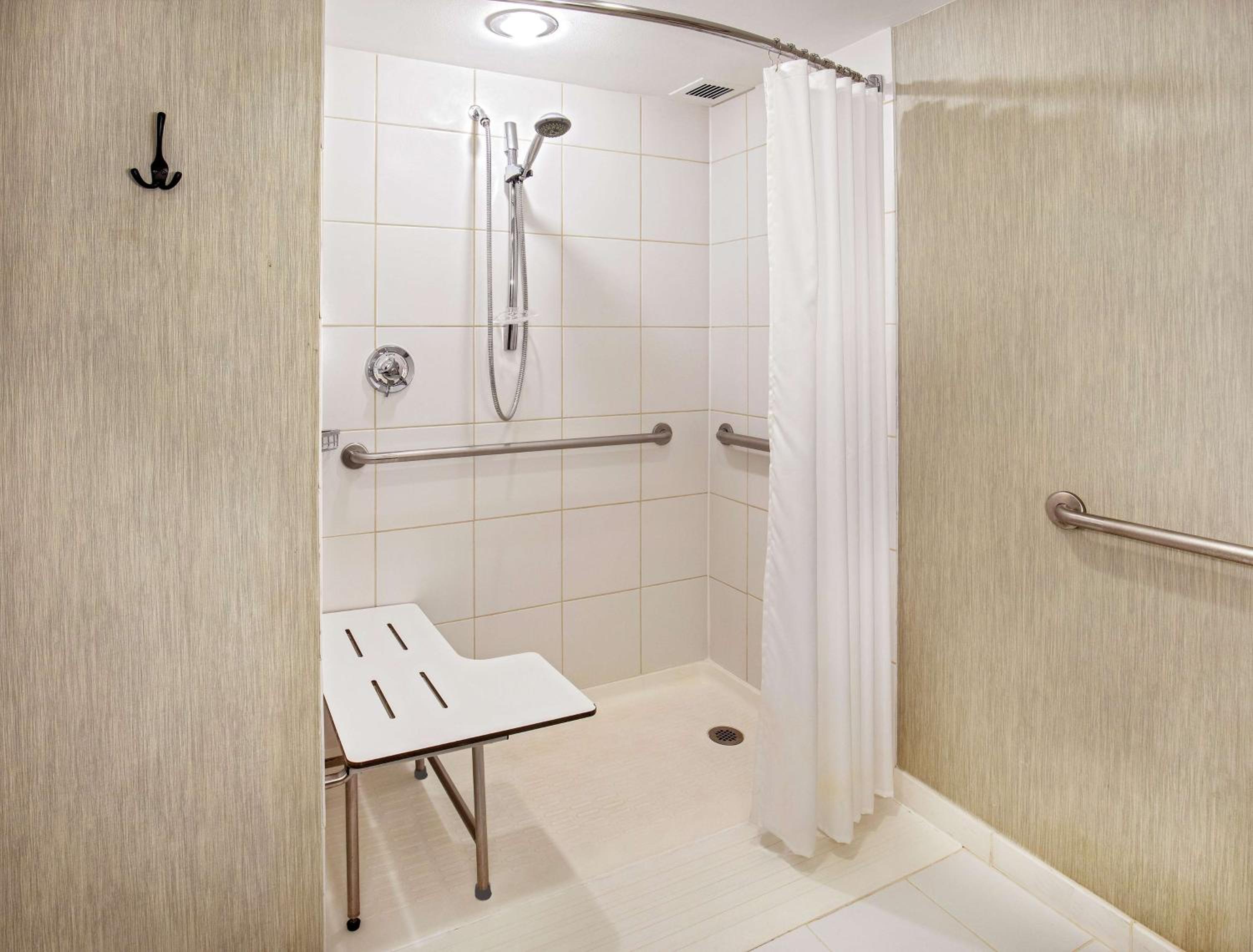King Room with Roll-In Shower - Mobility Access - Photo 6