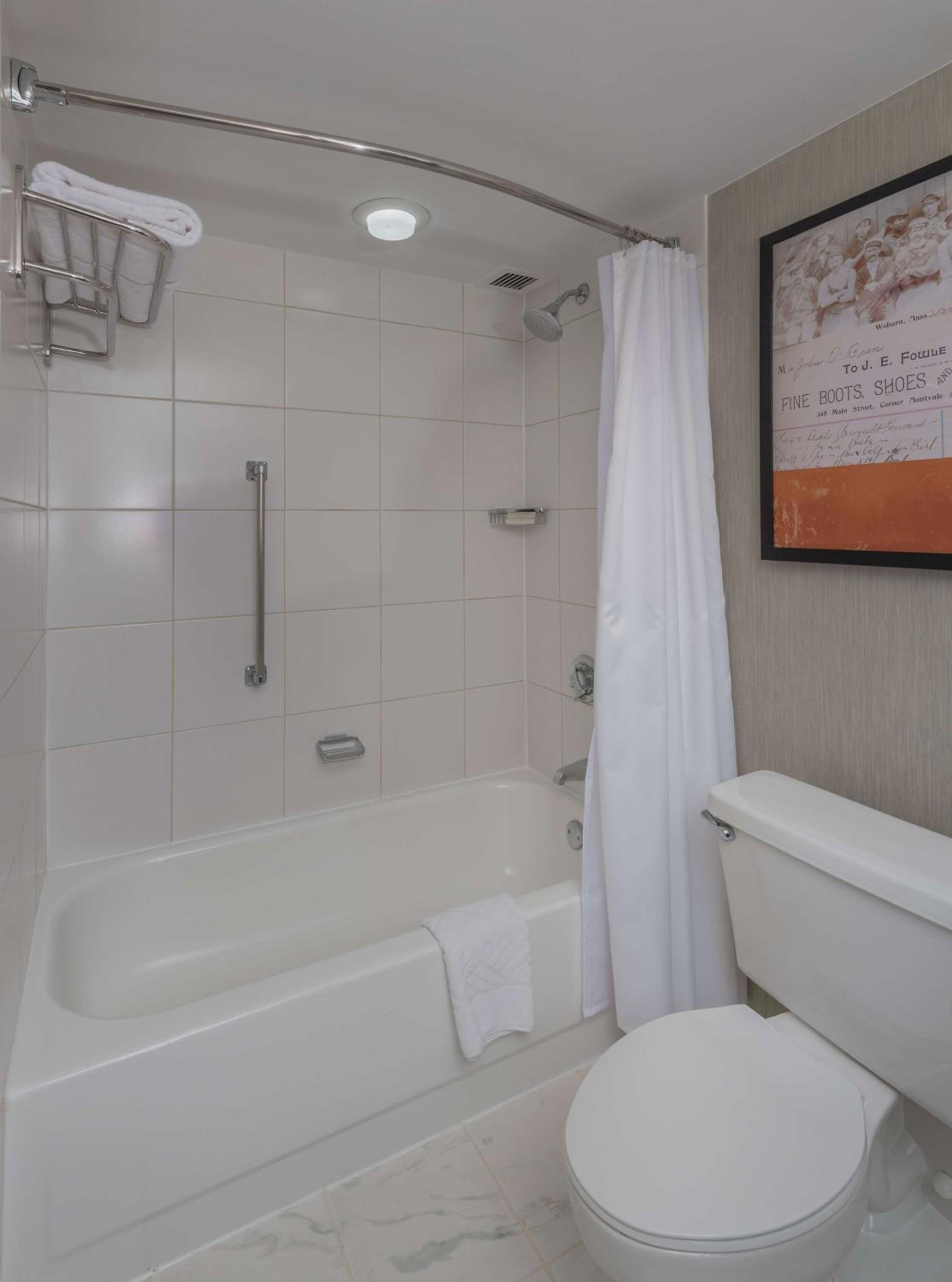 King Room with Bath Tub - Mobility Access - Photo 3