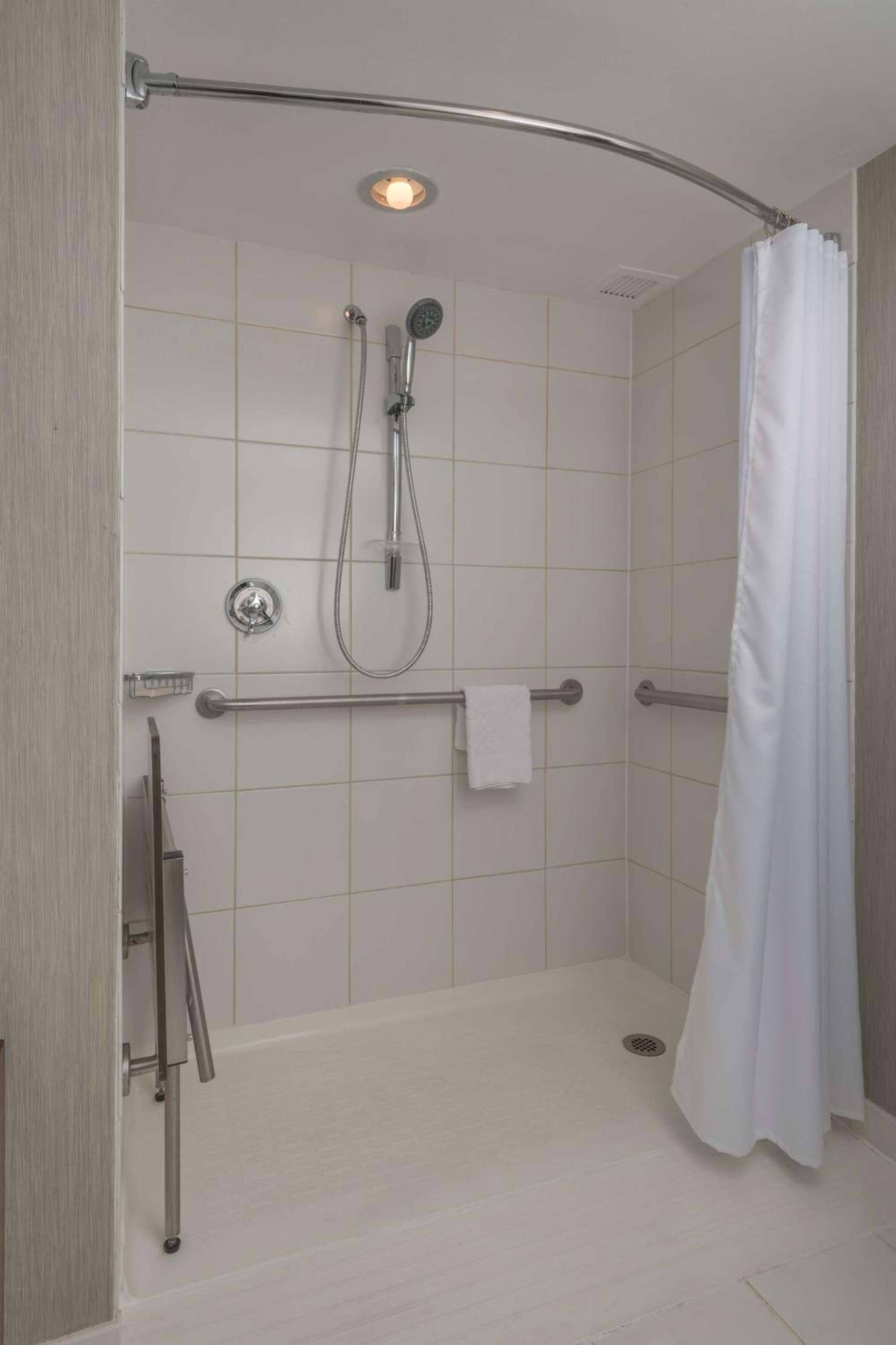 King Room with Roll-In Shower - Mobility Access - Photo 5