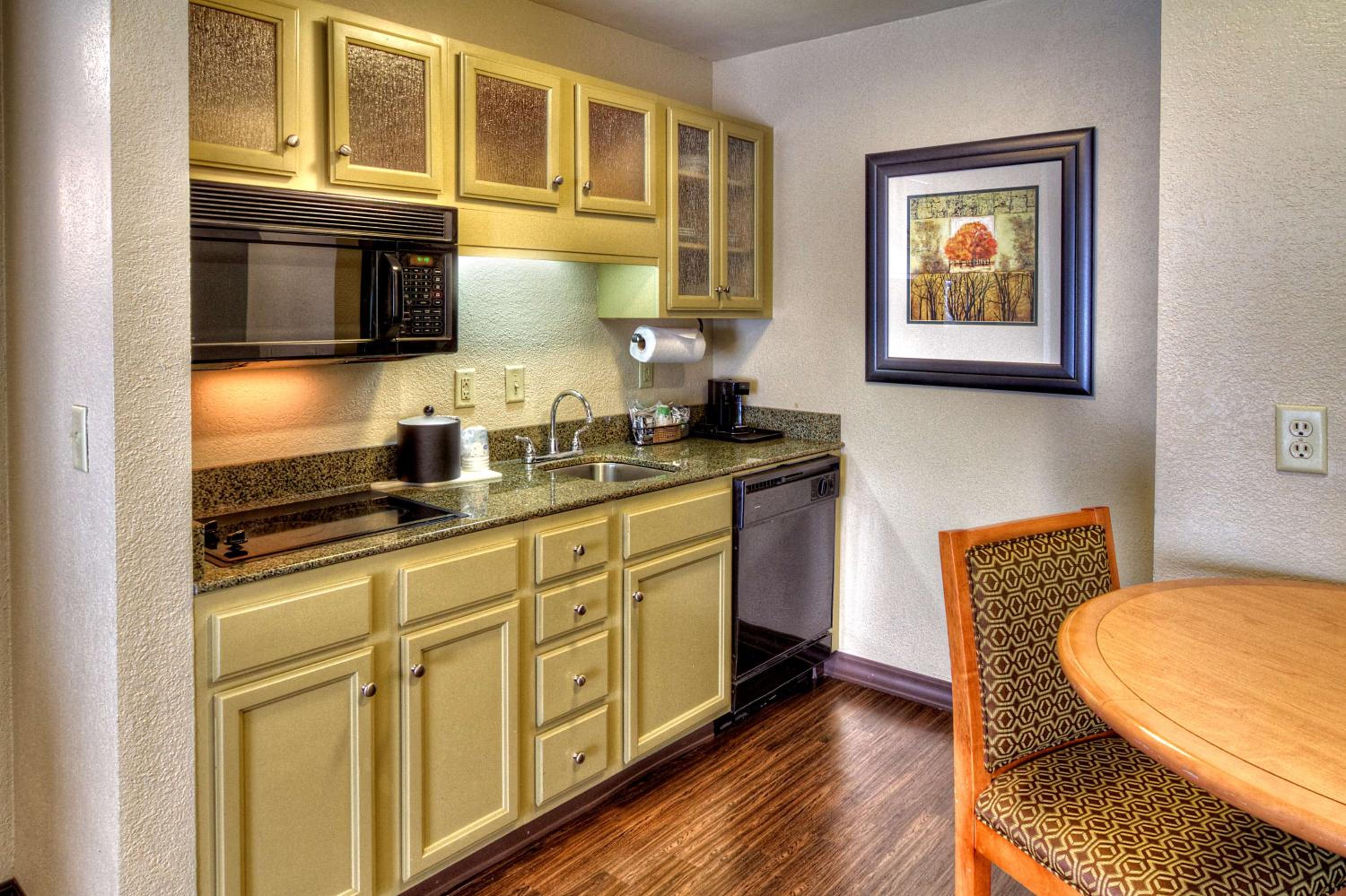 One-Bedroom Queen Suite with Kitchen - Photo 5