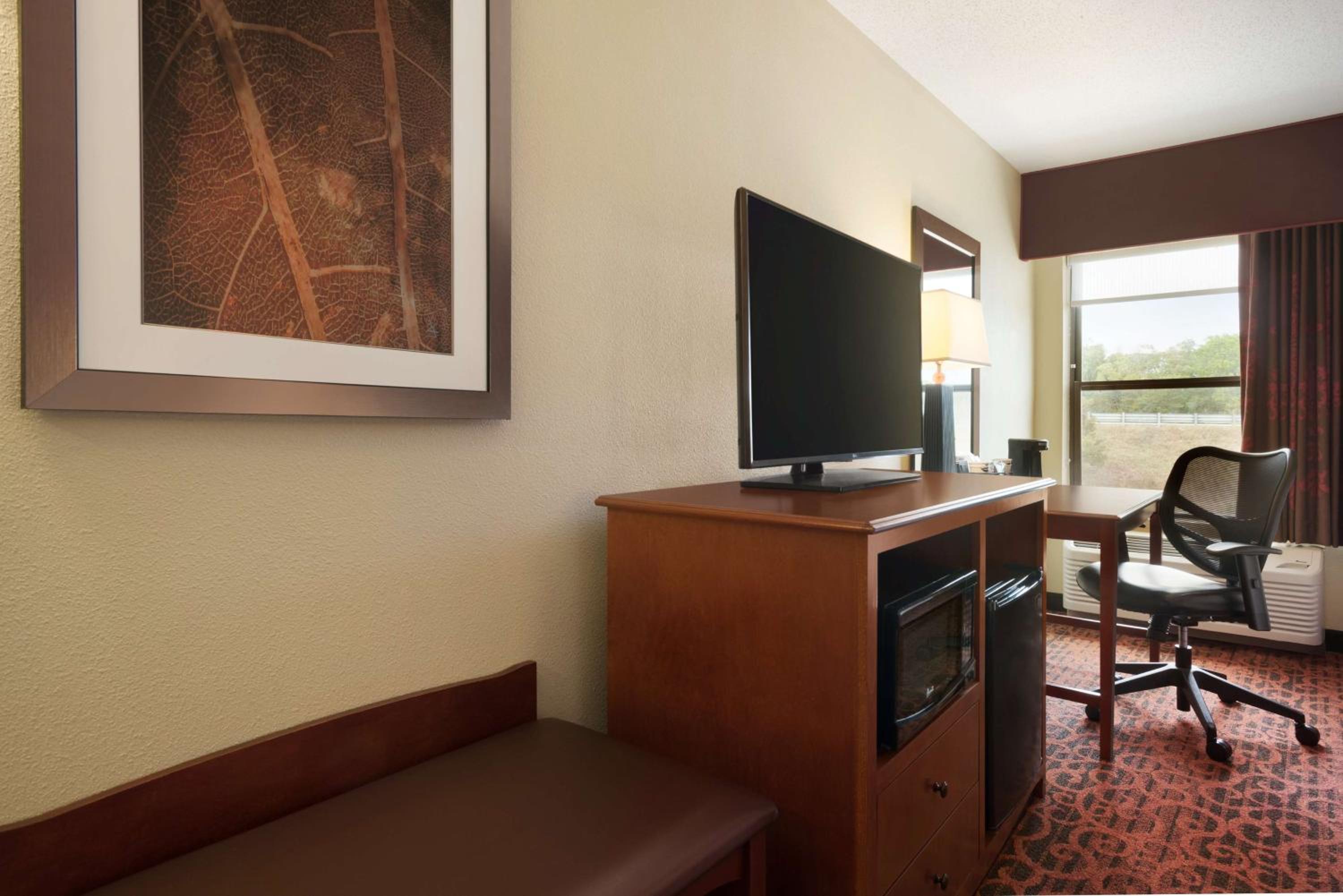 King Room with King Bed - Non-Smoking - Photo 4