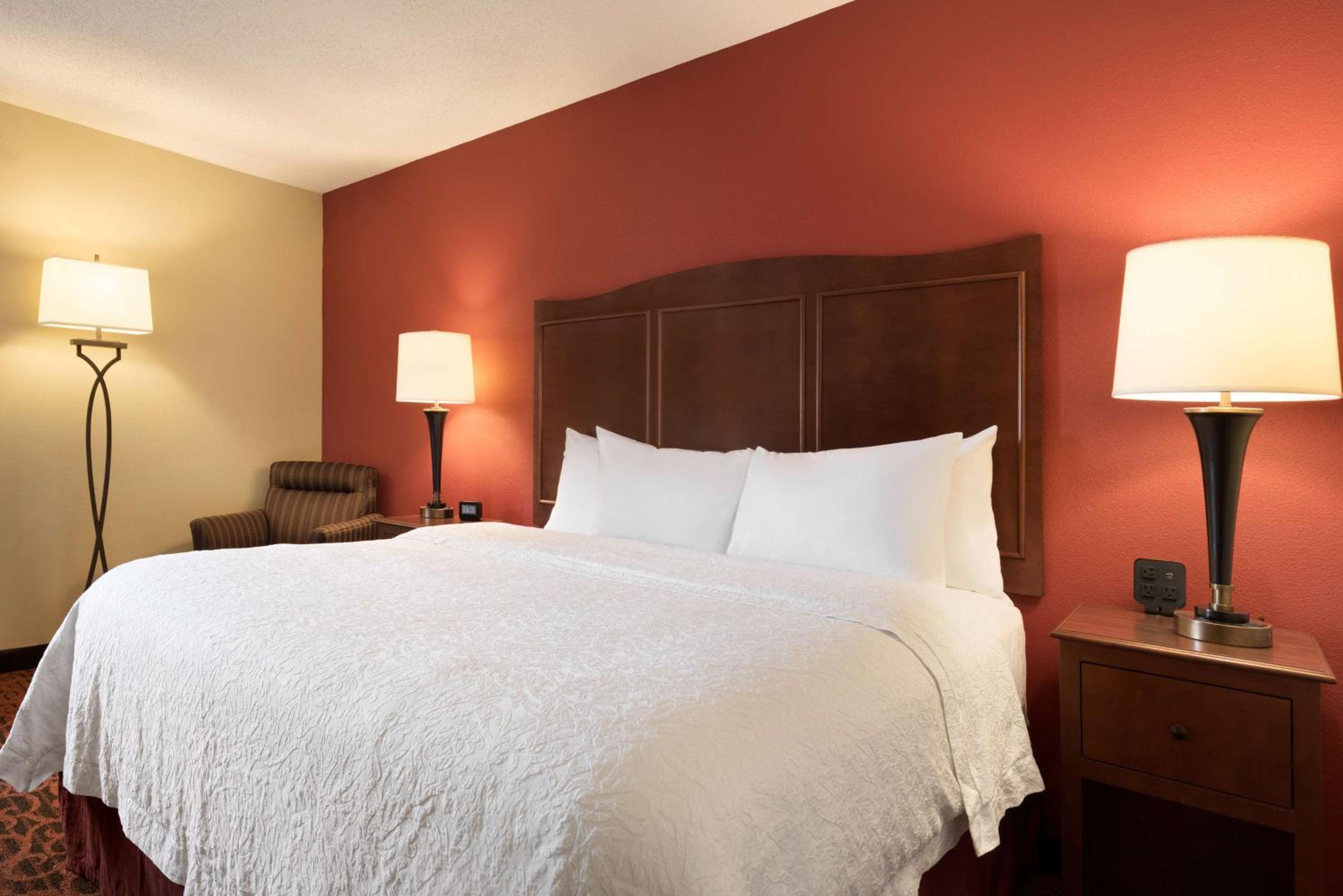 King Room with King Bed - Non-Smoking - Photo 2