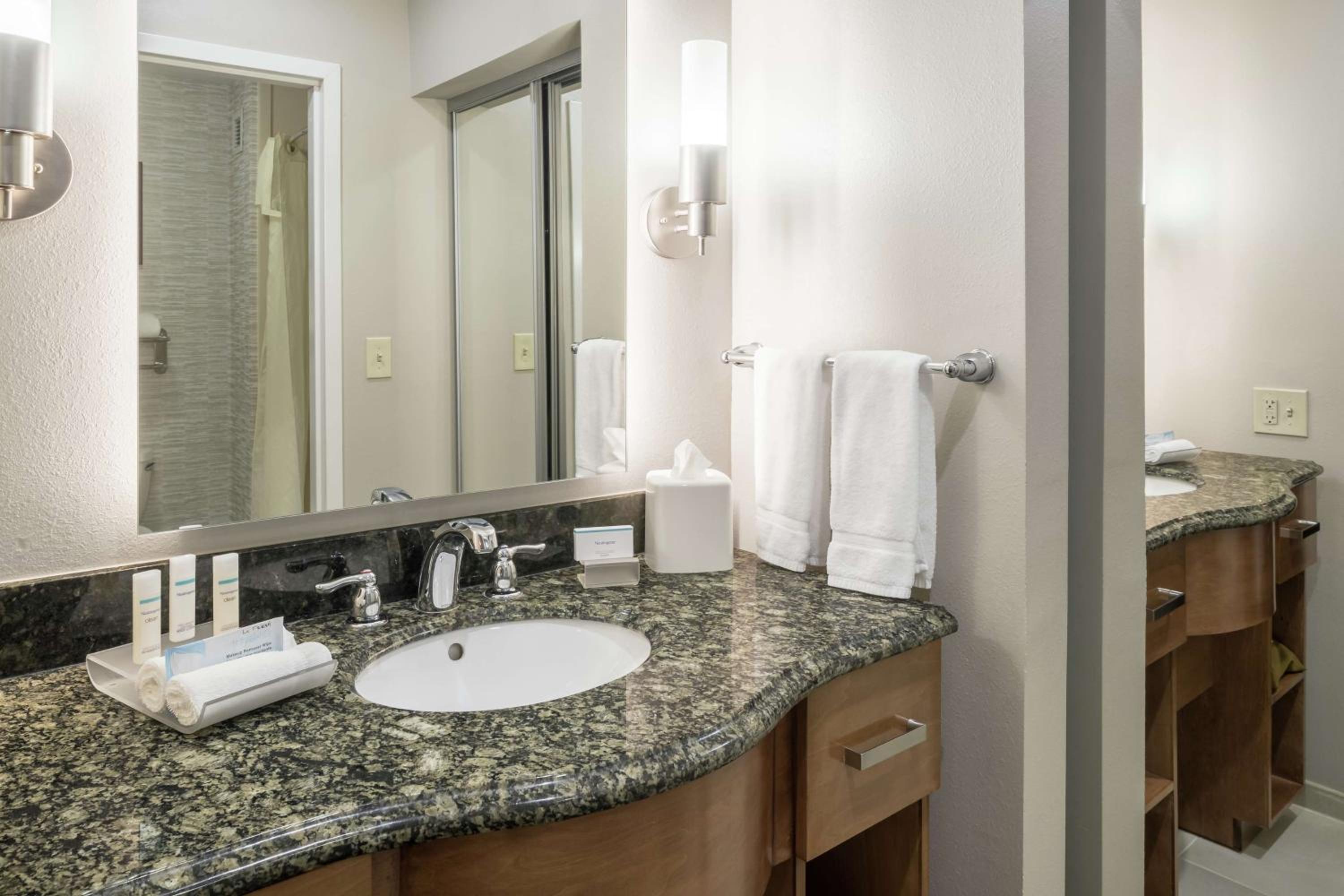 One-Bedroom King Suite - Non-Smoking - Photo 2